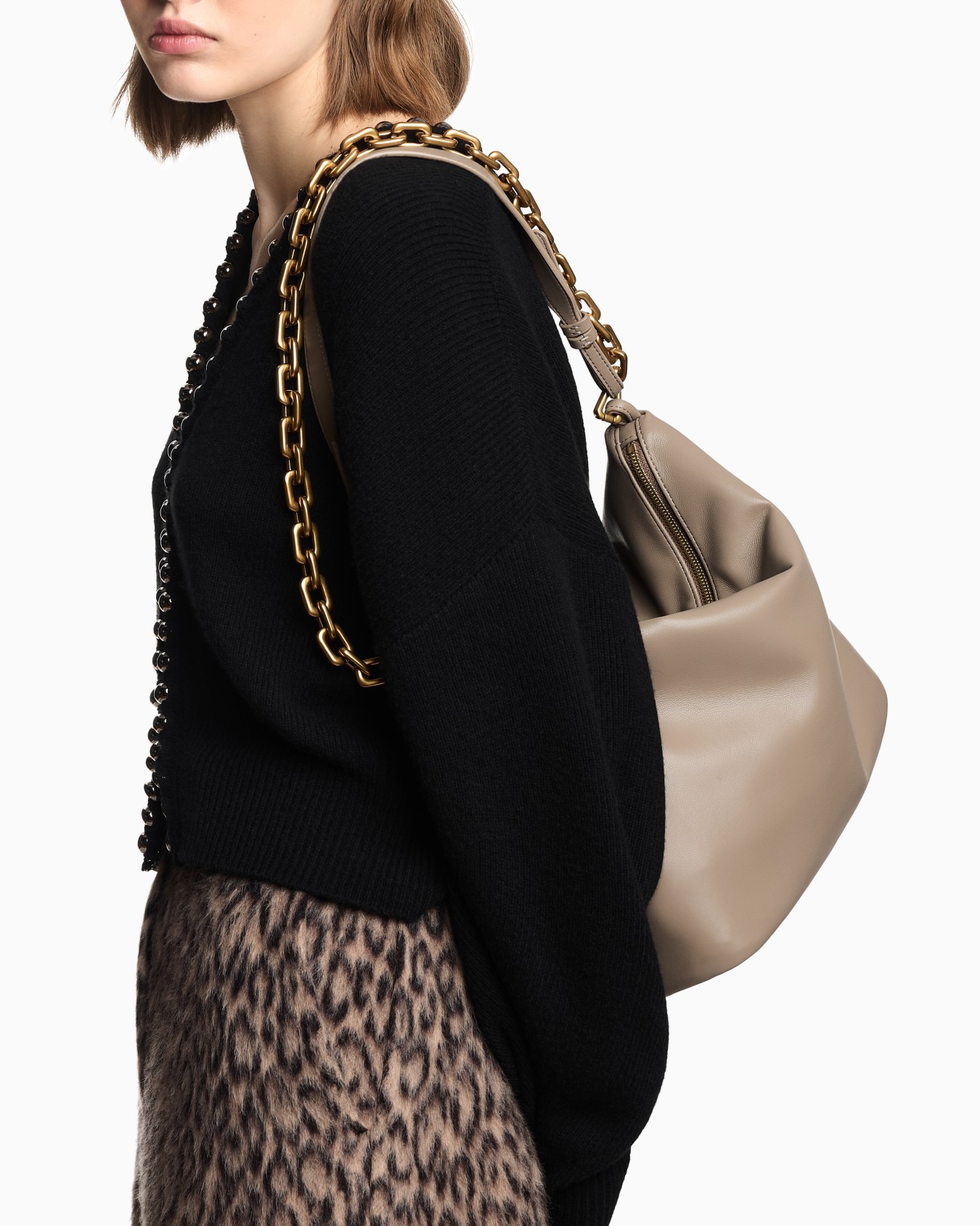 Medium leather hobo bag with chain Slide 6