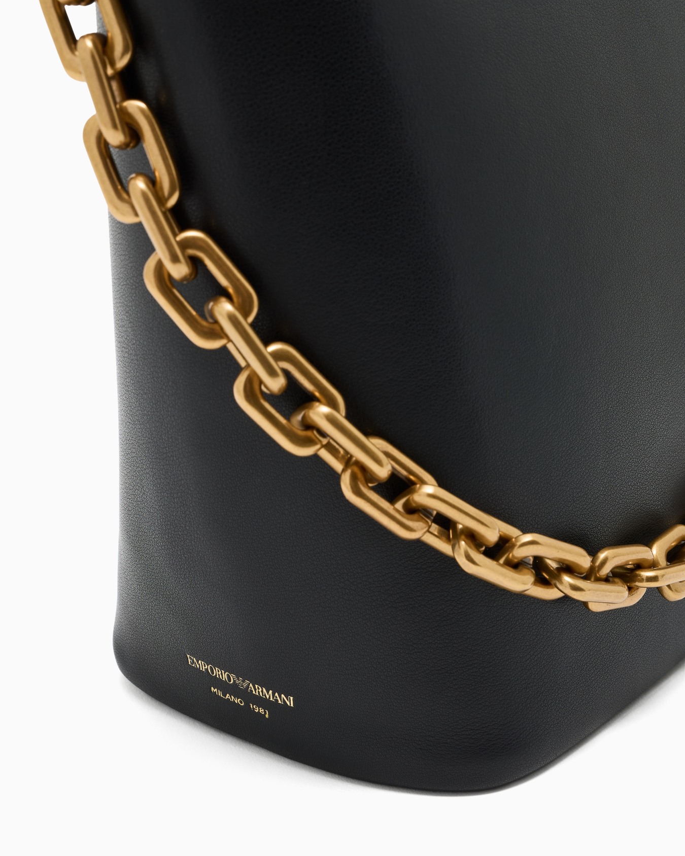 Medium leather hobo bag with chain Slide 4