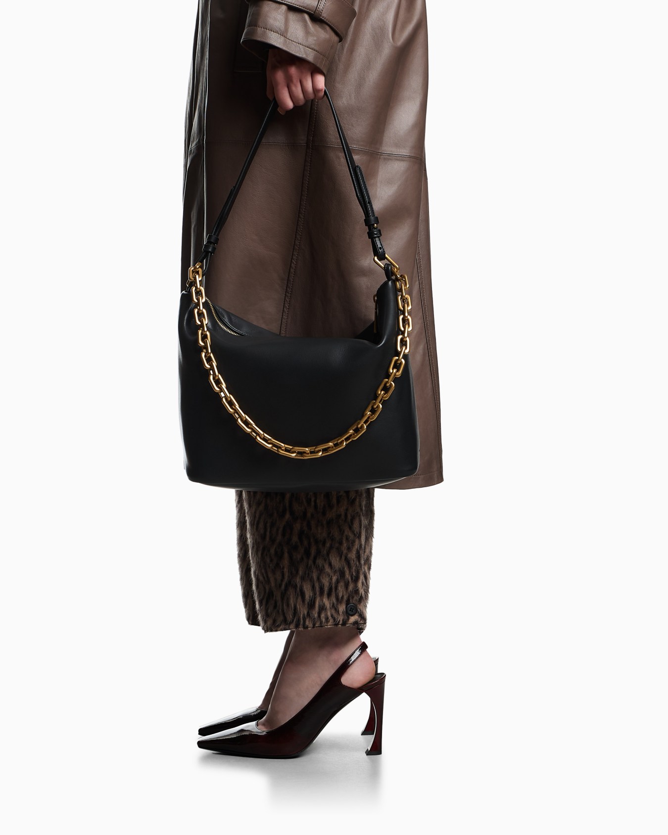 Medium leather hobo bag with chain Slide 5