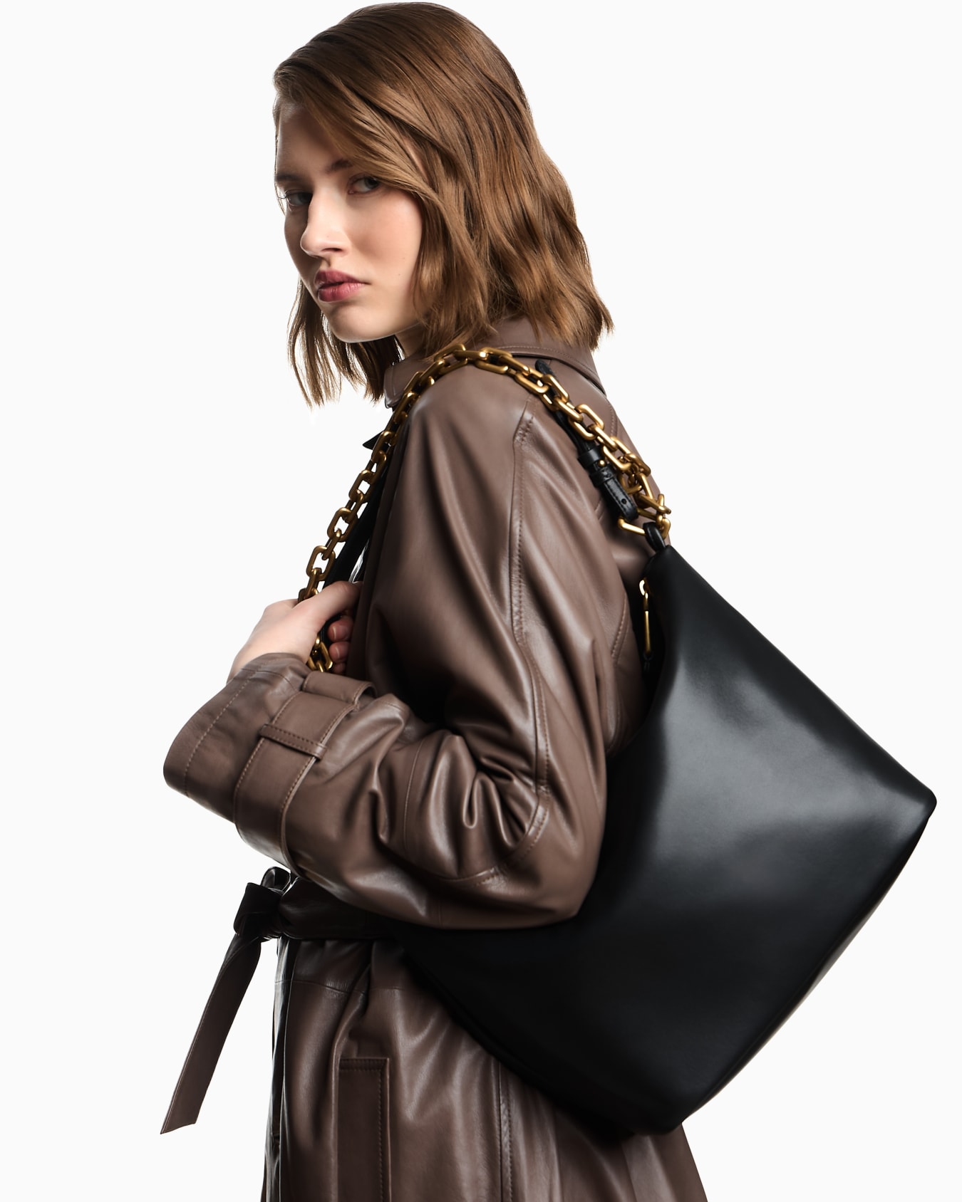 Medium leather hobo bag with chain Slide 6
