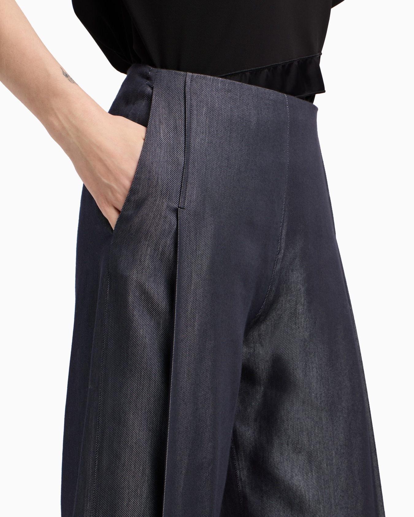 Polygon capsule collection yarn-dyed gabardine trousers Slide 4