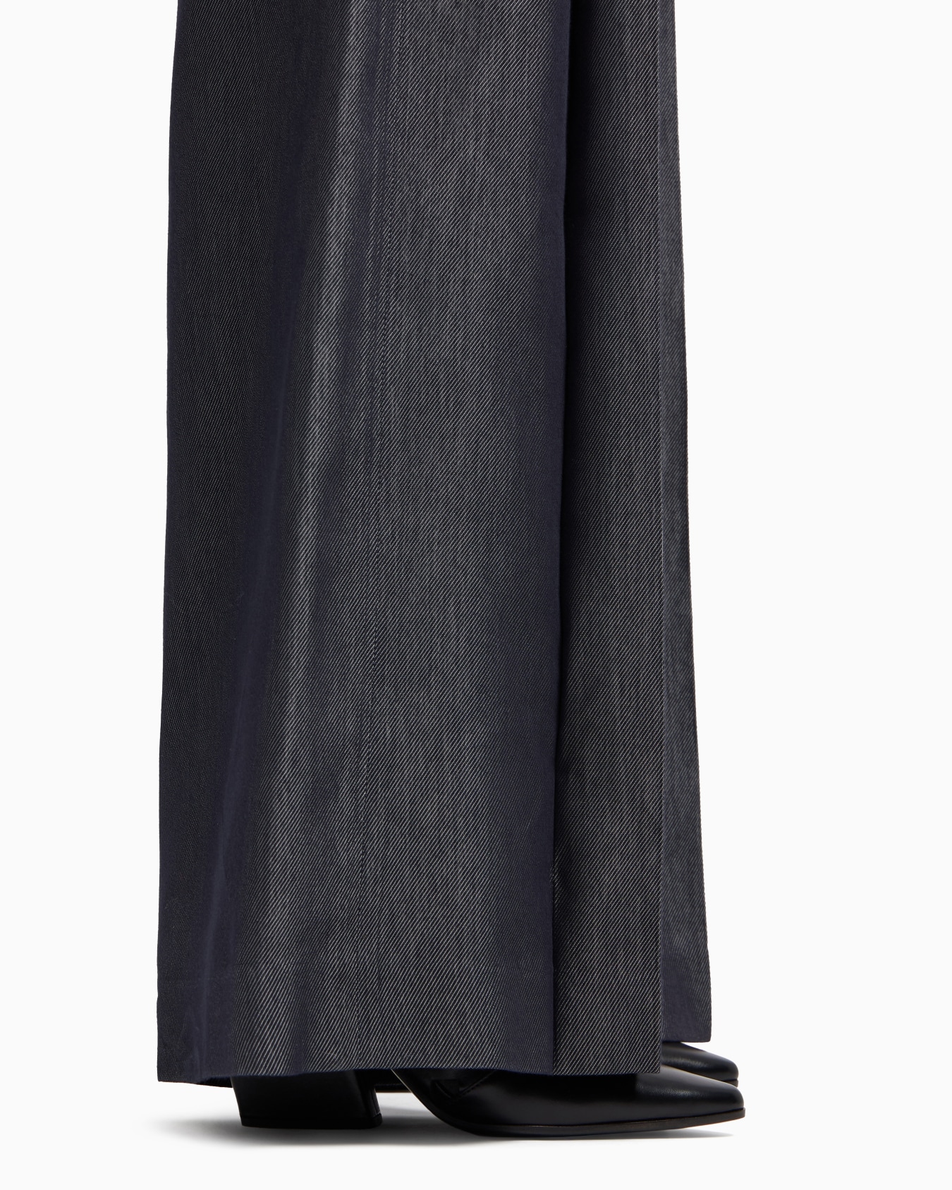Polygon capsule collection yarn-dyed gabardine trousers Slide 5