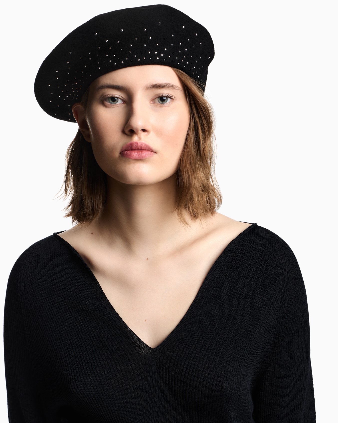 Wool beret with a micro-stud logo Slide 3