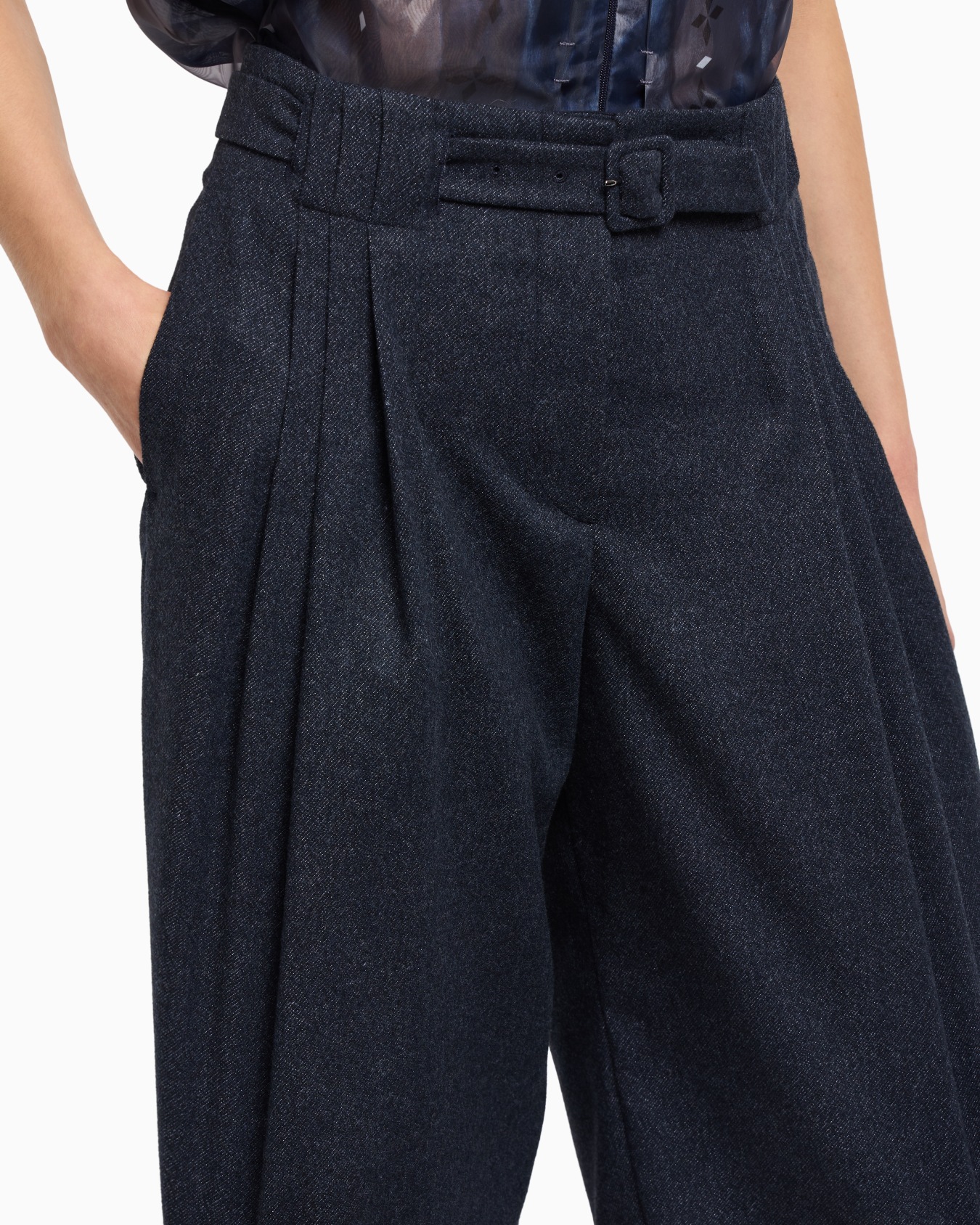 Bermuda shorts with darts and belt in mouliné flannel Slide 4