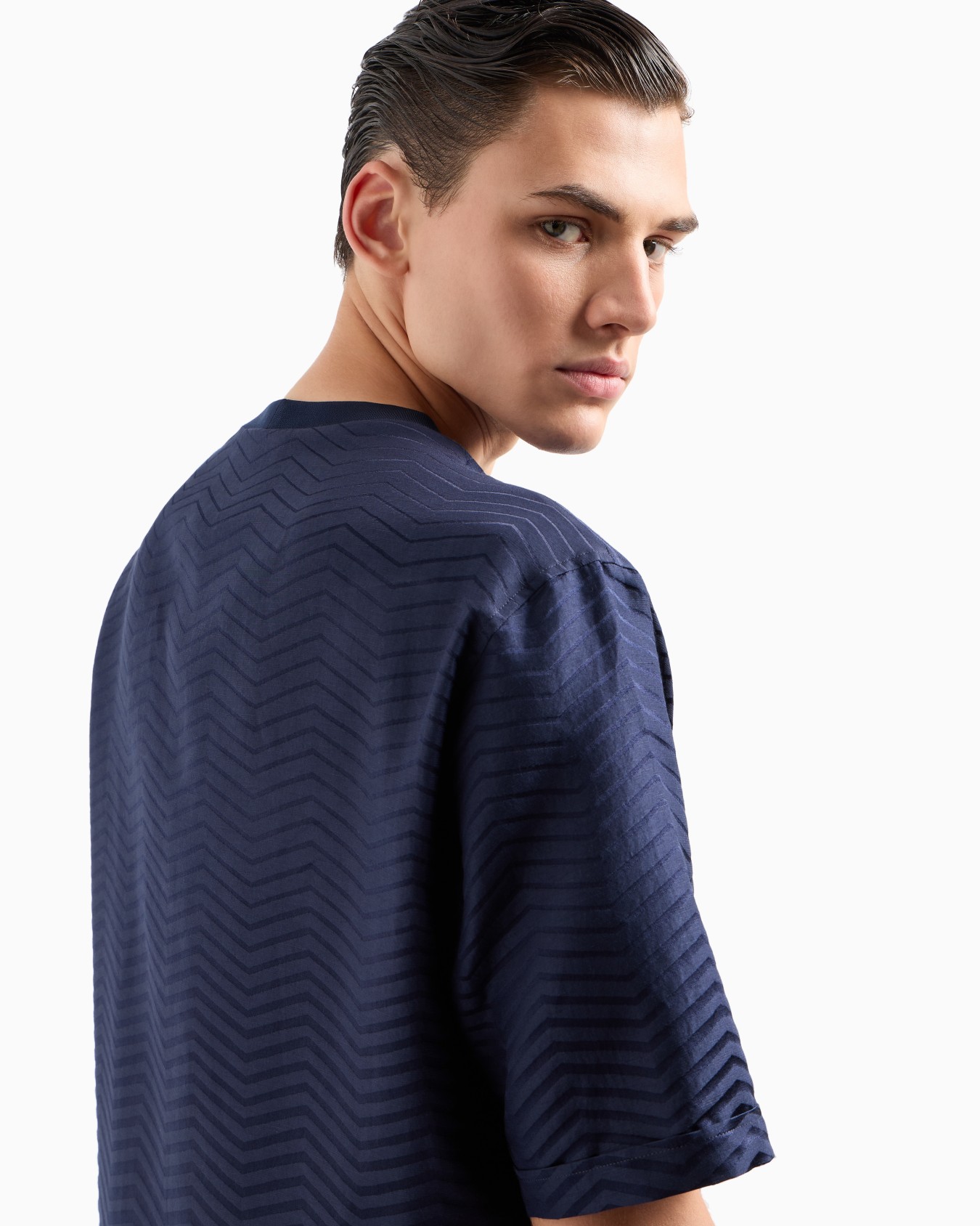 T-Shirt-Hemd aus Seide und Viskose mit Degradé-Färbung und Fischgrat-Muster in Jacquard-Stoff-Verarbeitung Folie 4