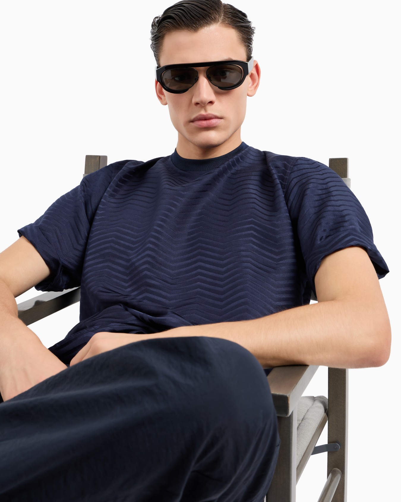T-Shirt-Hemd aus Seide und Viskose mit Degradé-Färbung und Fischgrat-Muster in Jacquard-Stoff-Verarbeitung Folie 5