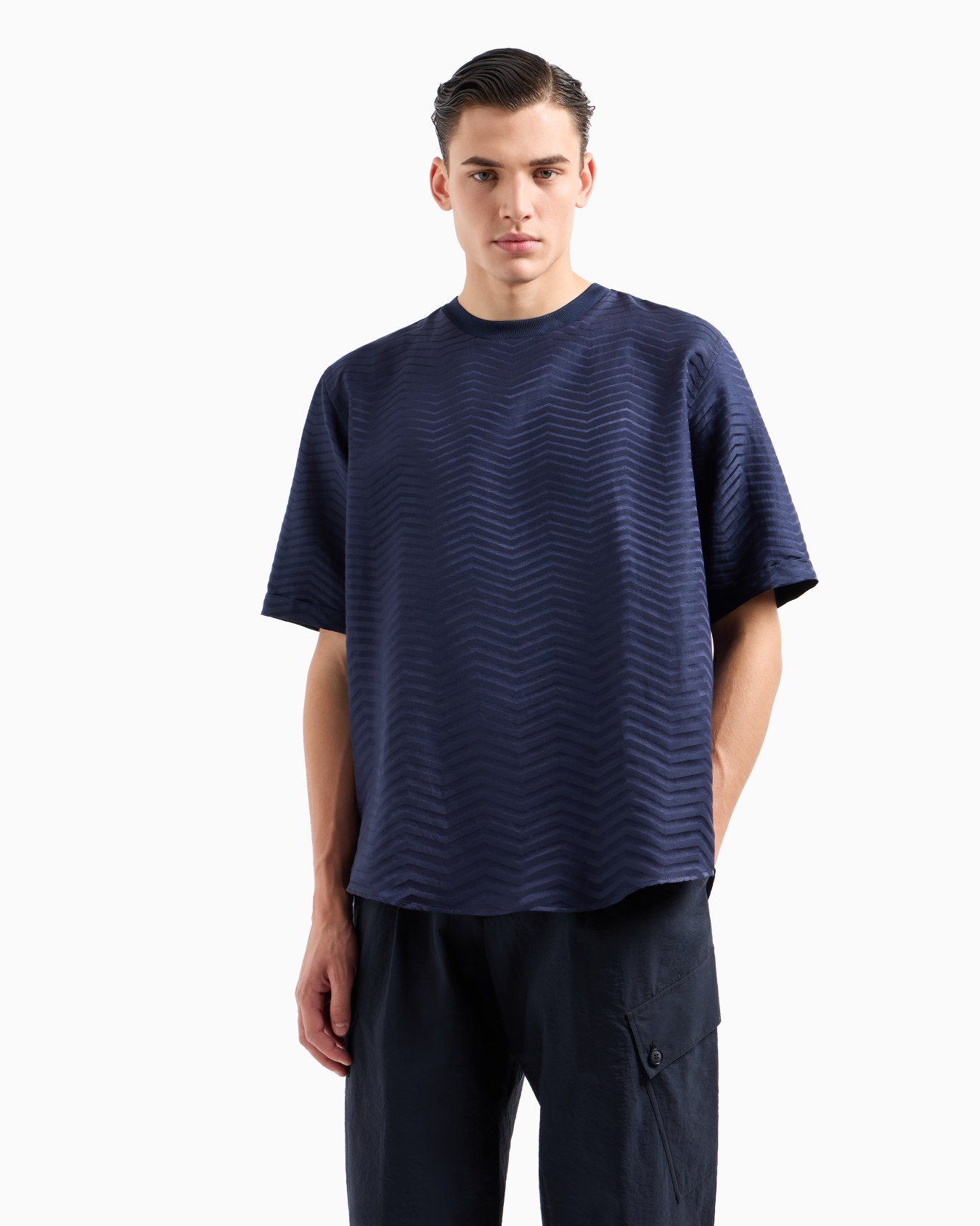 T-Shirt-Hemd aus Seide und Viskose mit Degradé-Färbung und Fischgrat-Muster in Jacquard-Stoff-Verarbeitung Folie 3
