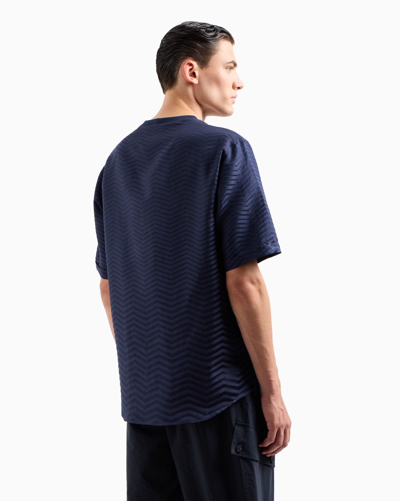 T-Shirt-Hemd aus Seide und Viskose mit Degradé-Färbung und Fischgrat-Muster in Jacquard-Stoff-Verarbeitung Folie 2