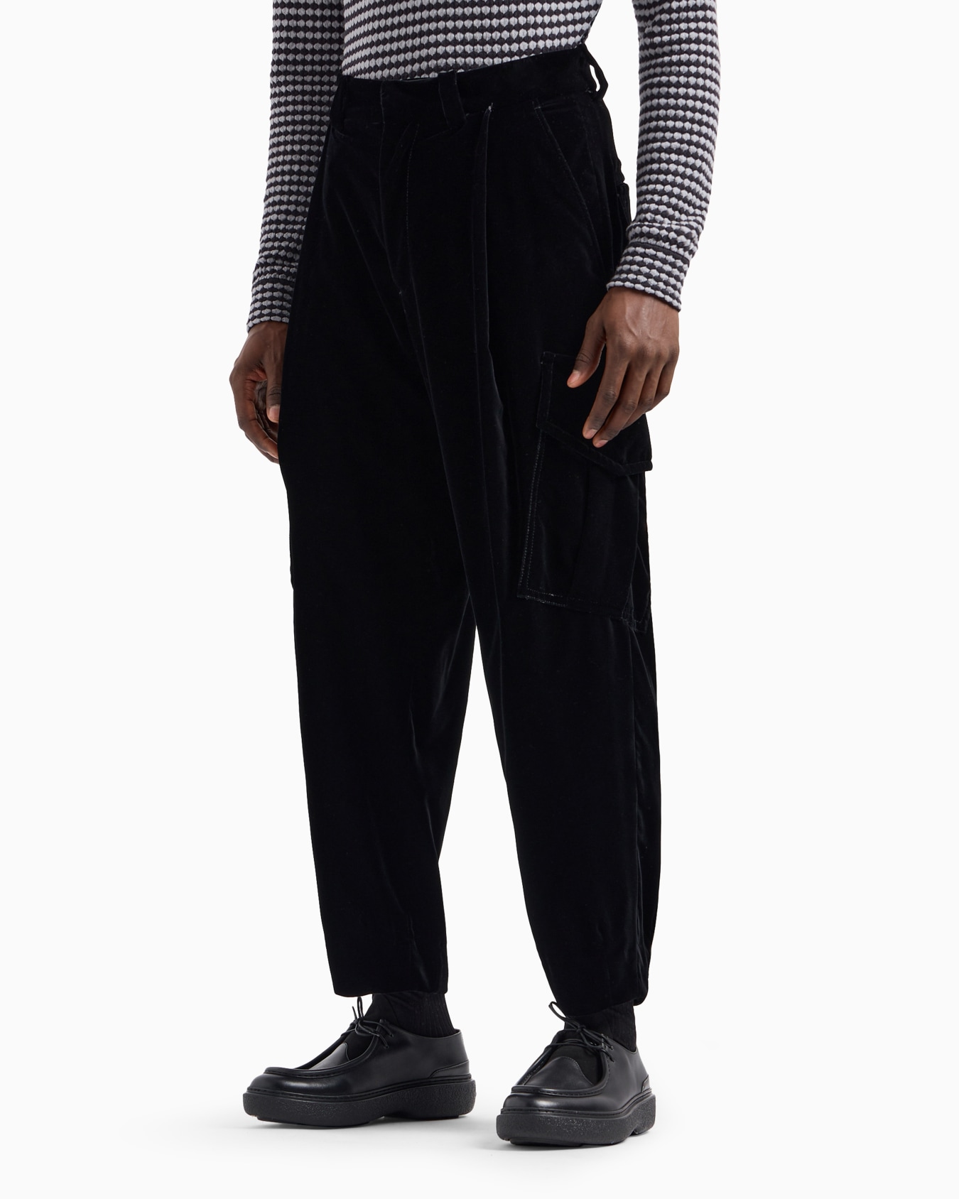 Single-pleat velvet cargo trousers Slide 2