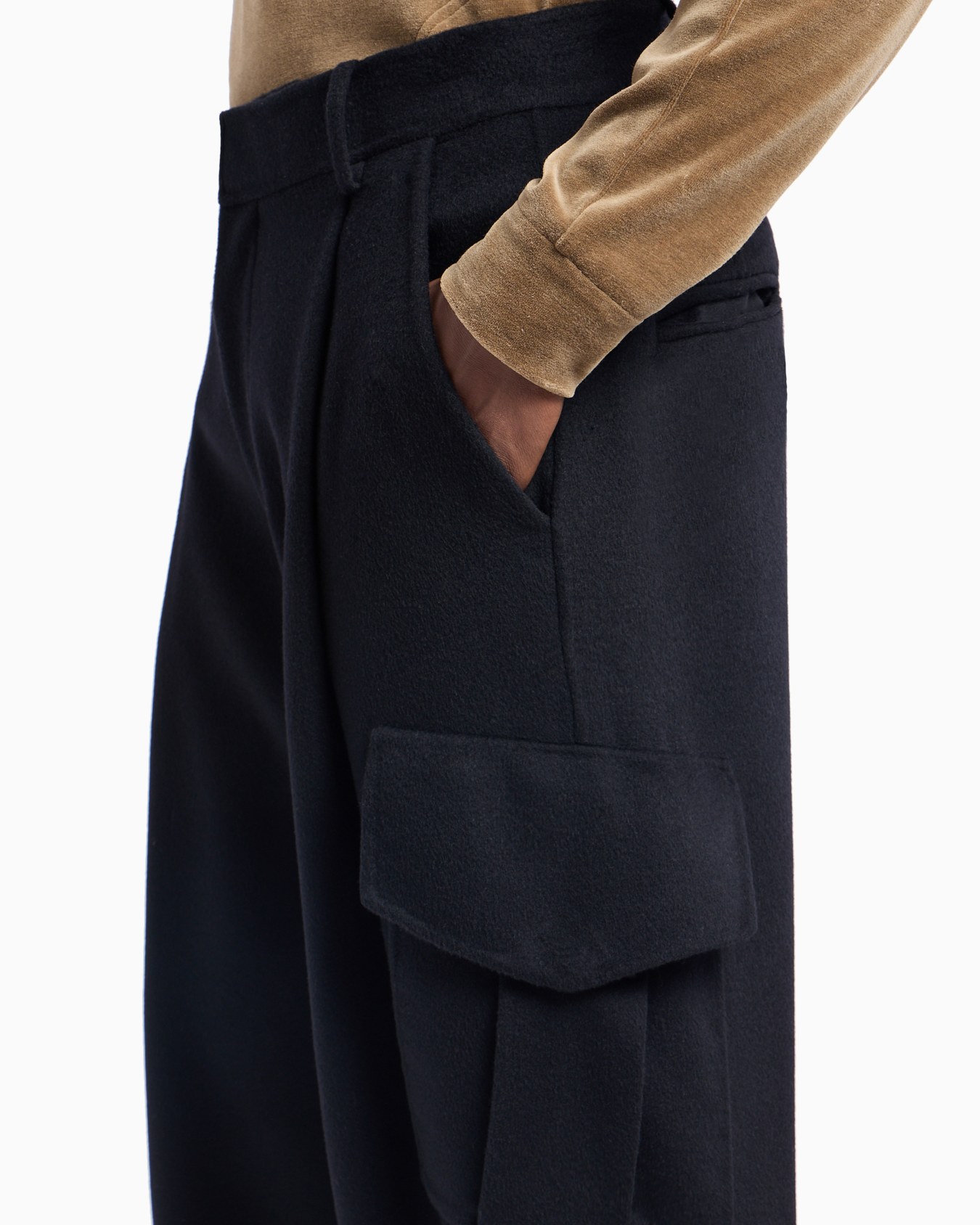 One-pleat cargo trousers in double cashmere cloth Slide 5