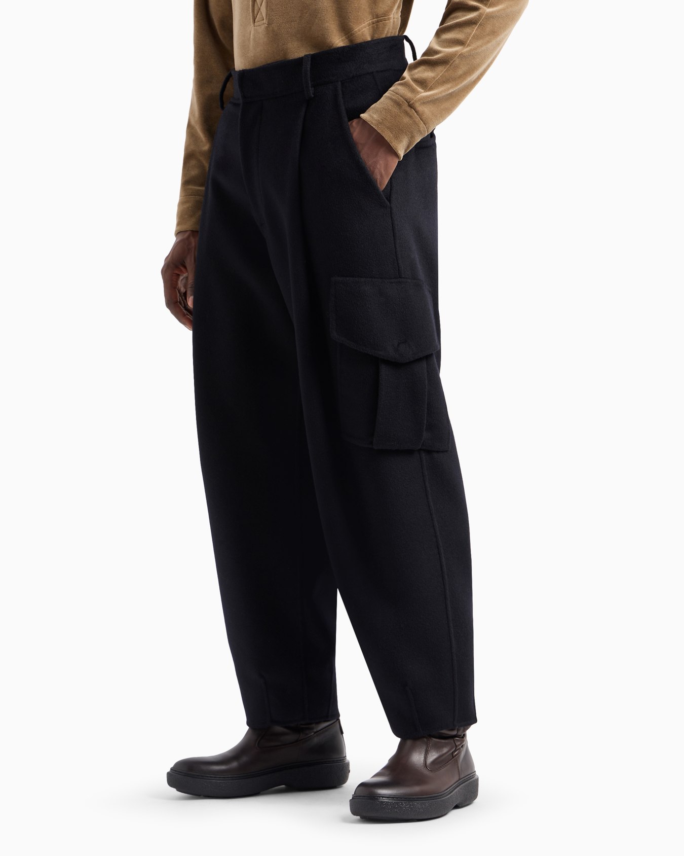 One-pleat cargo trousers in double cashmere cloth Slide 4