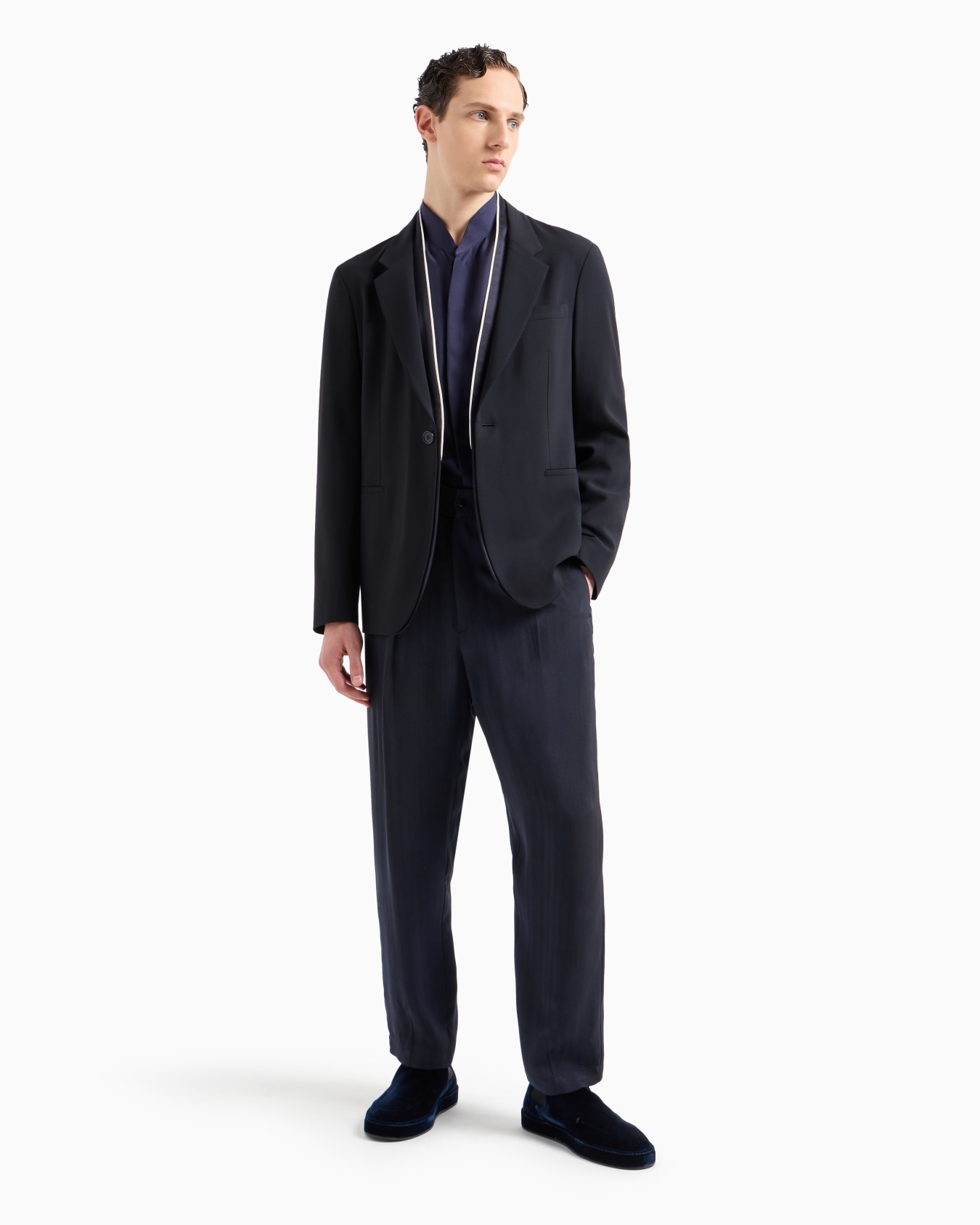 Single-breasted jacket in virgin wool crêpe Slide 3