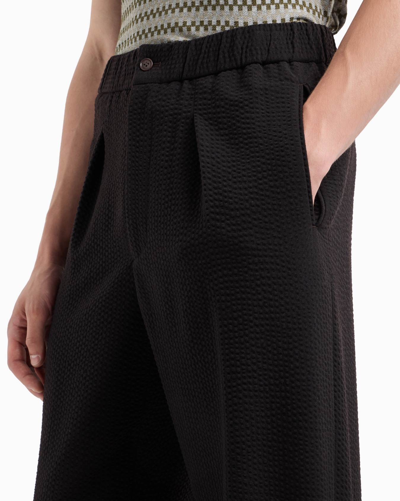Single-pleat, virgin wool and cashmere seersucker trousers Slide 4