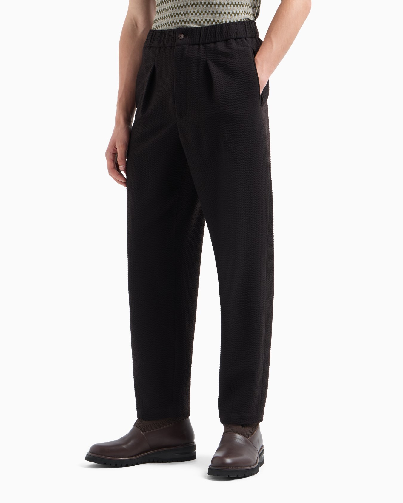 Single-pleat, virgin wool and cashmere seersucker trousers Slide 3