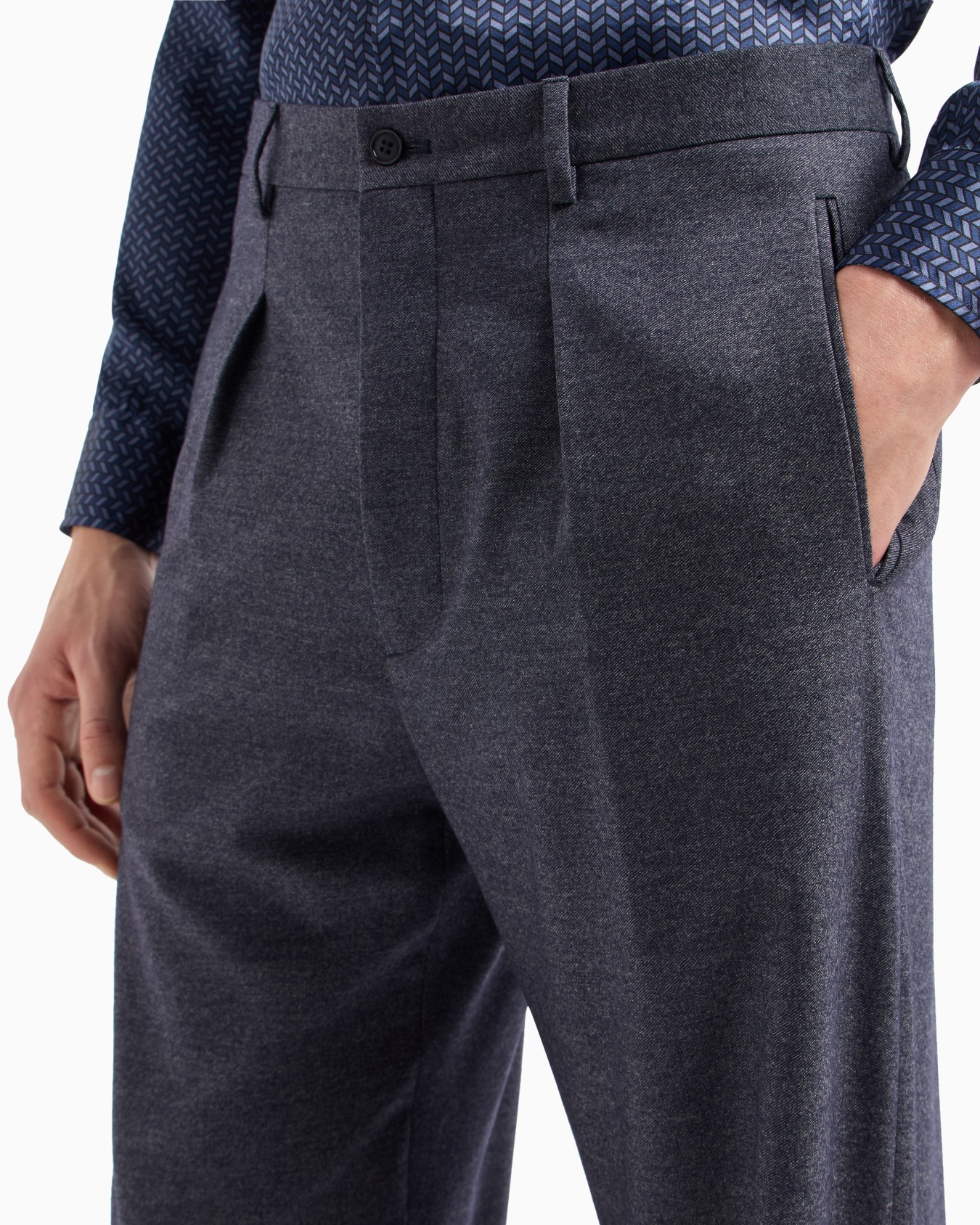 Single-pleat, denim-effect virgin wool and cashmere trousers Slide 4