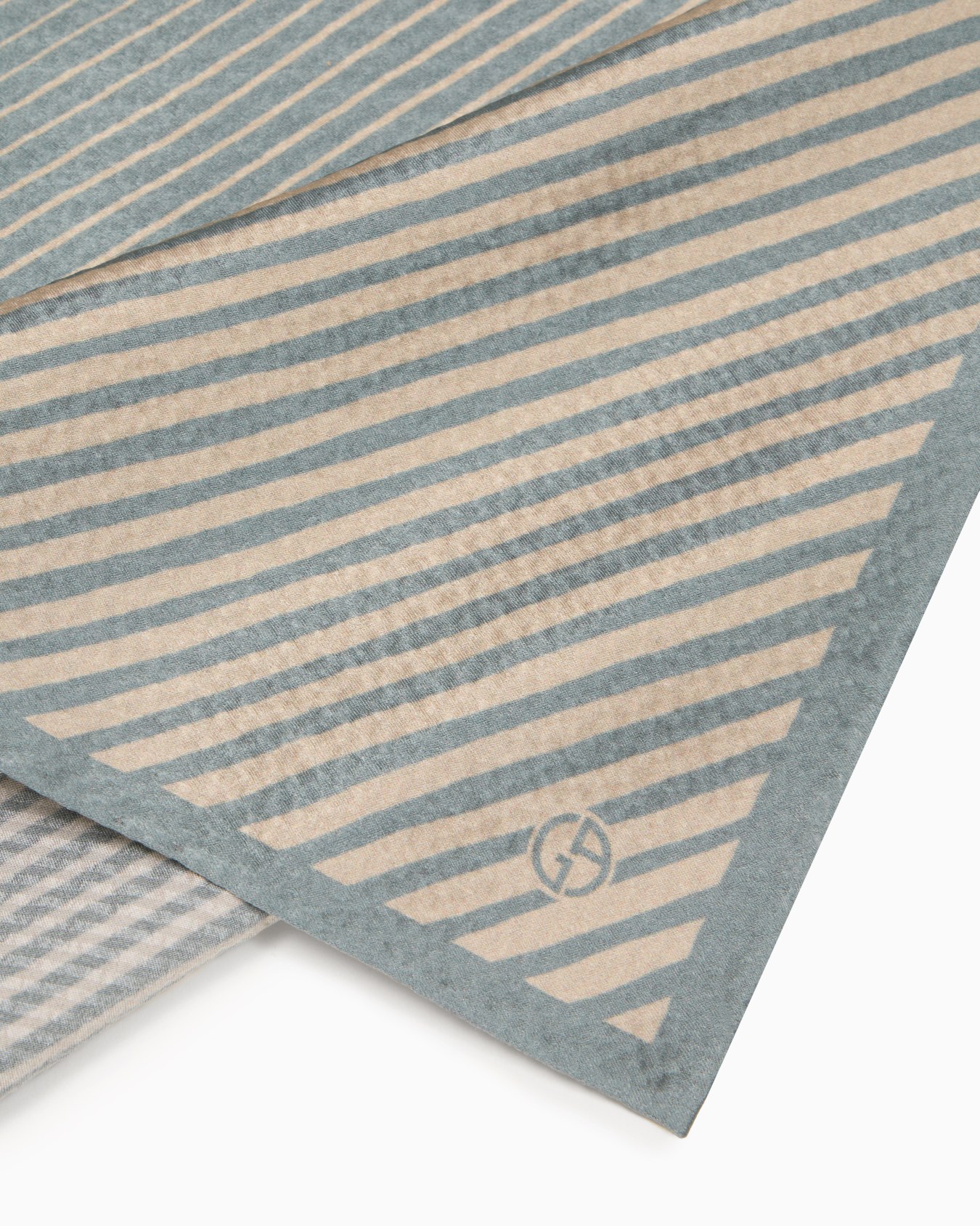 Printed silk pocket square Slide 1