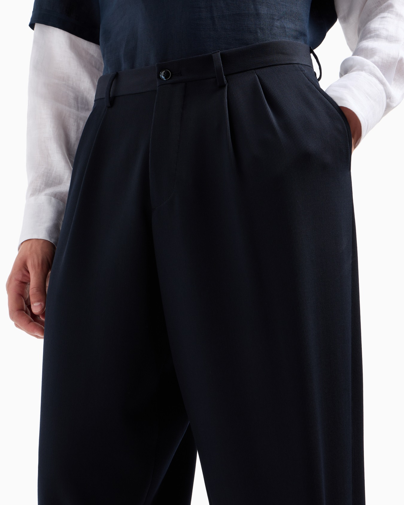 Double-pleat trousers in virgin wool canneté Slide 4