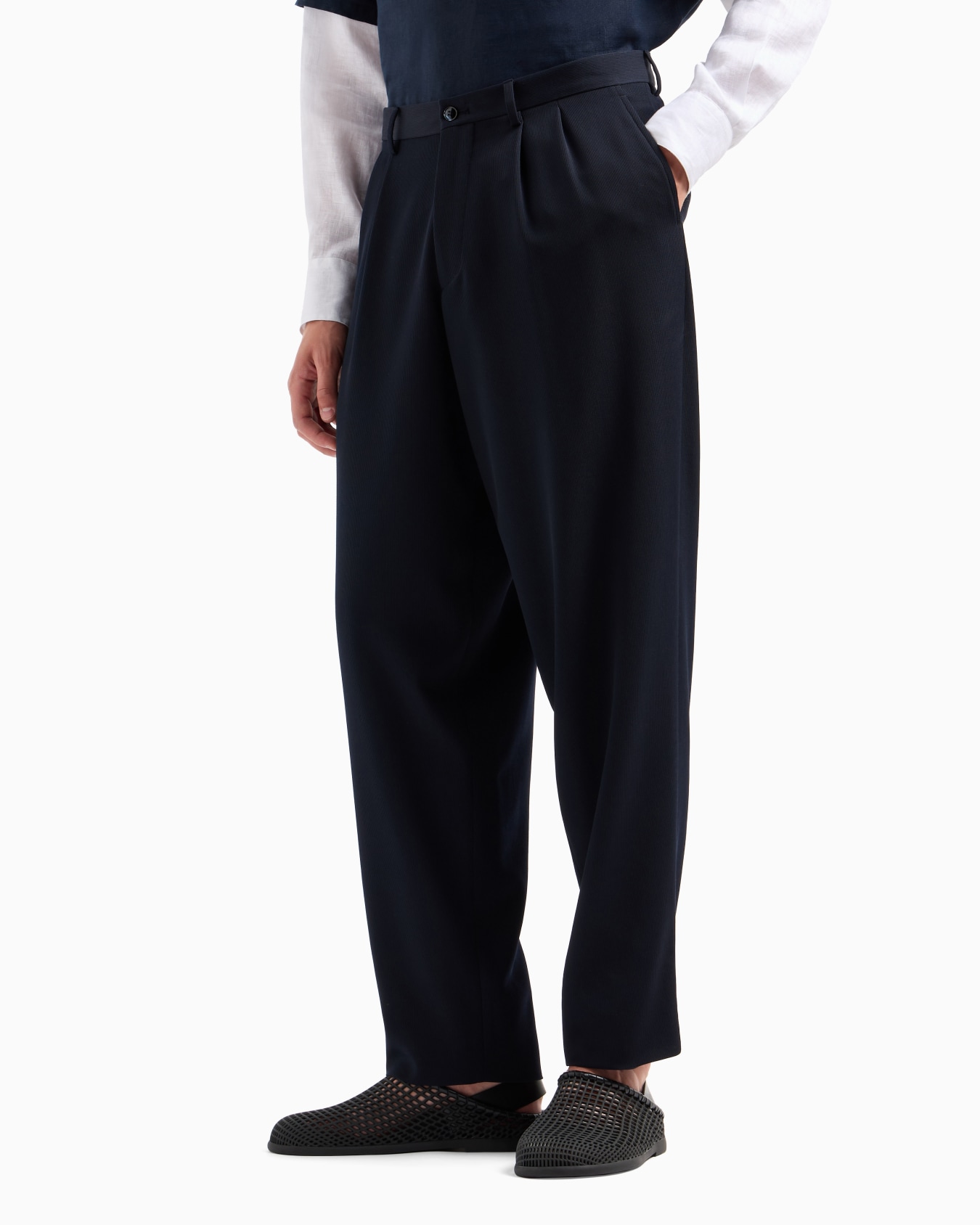 Double-pleat trousers in virgin wool canneté Slide 3