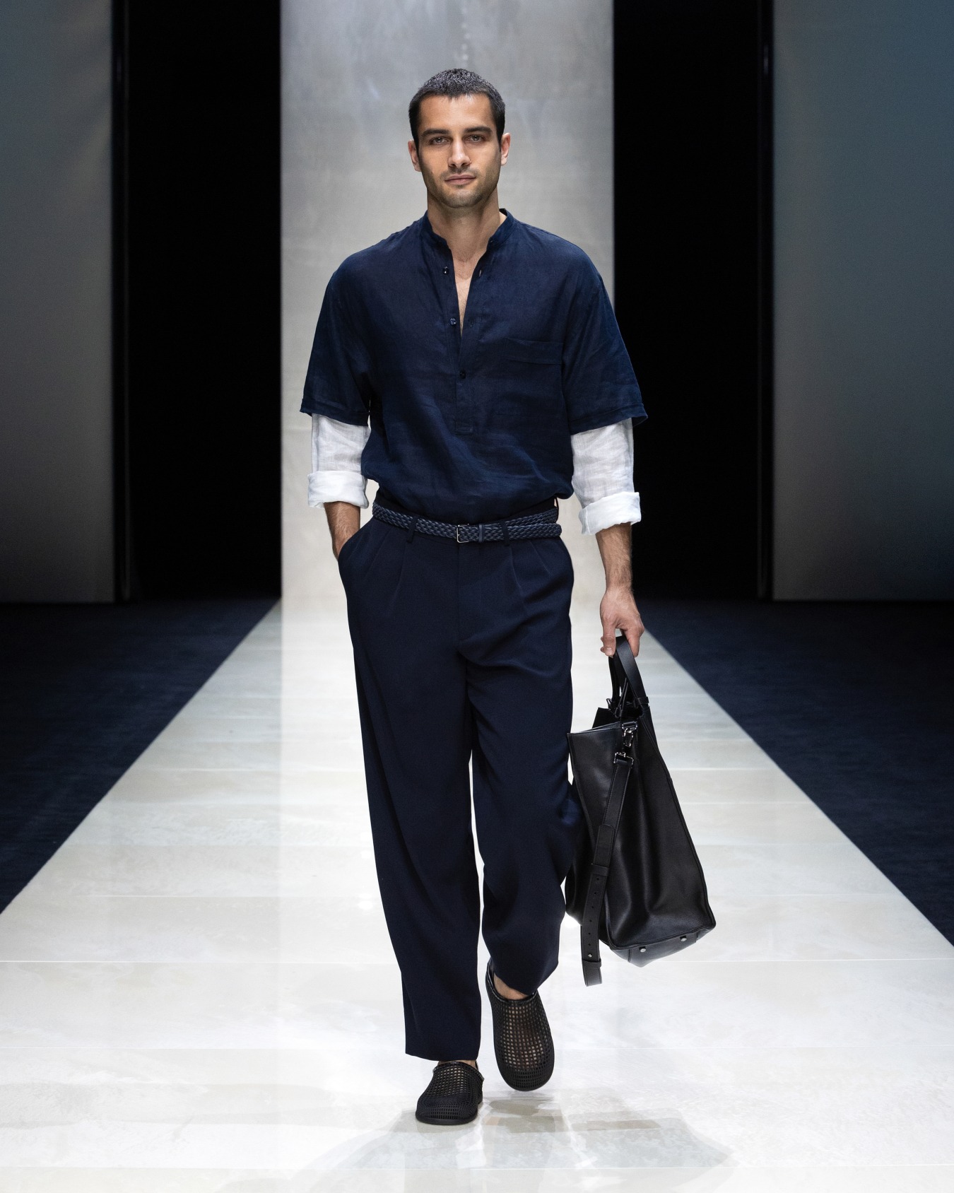 Double-pleat trousers in virgin wool canneté Slide 7