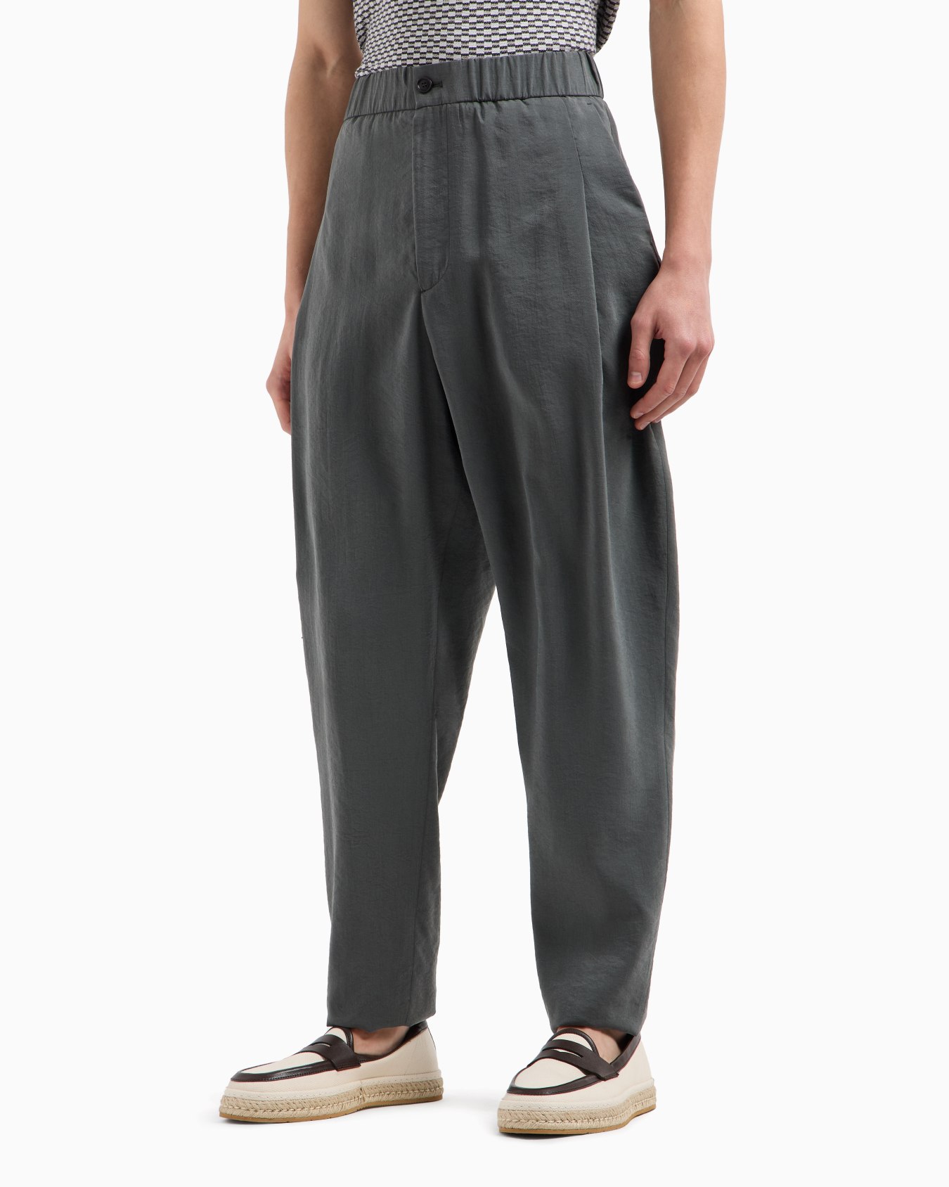 Washed, silk-blend, single-pleat trousers Slide 3