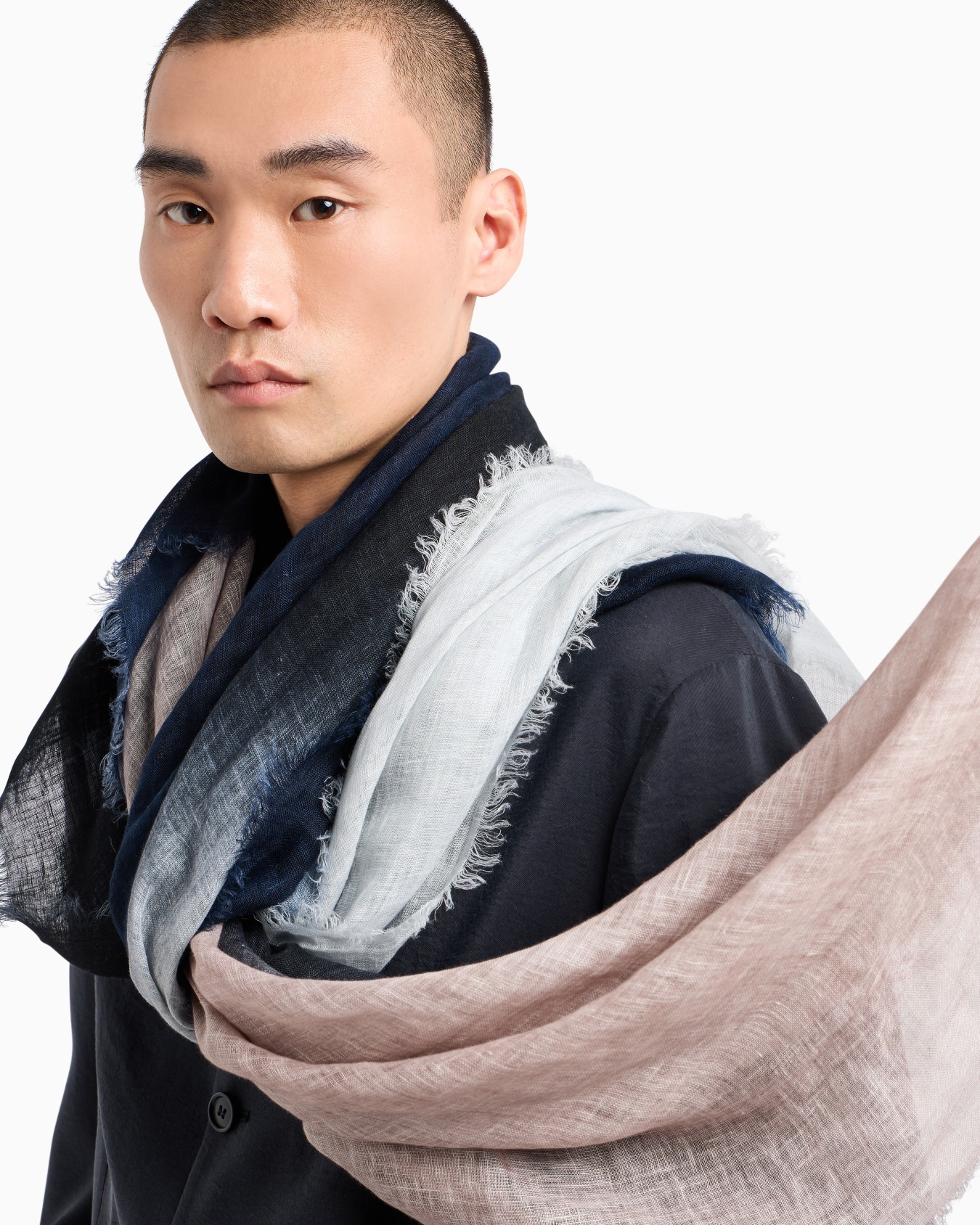Linen stole with a gradient print Slide 2
