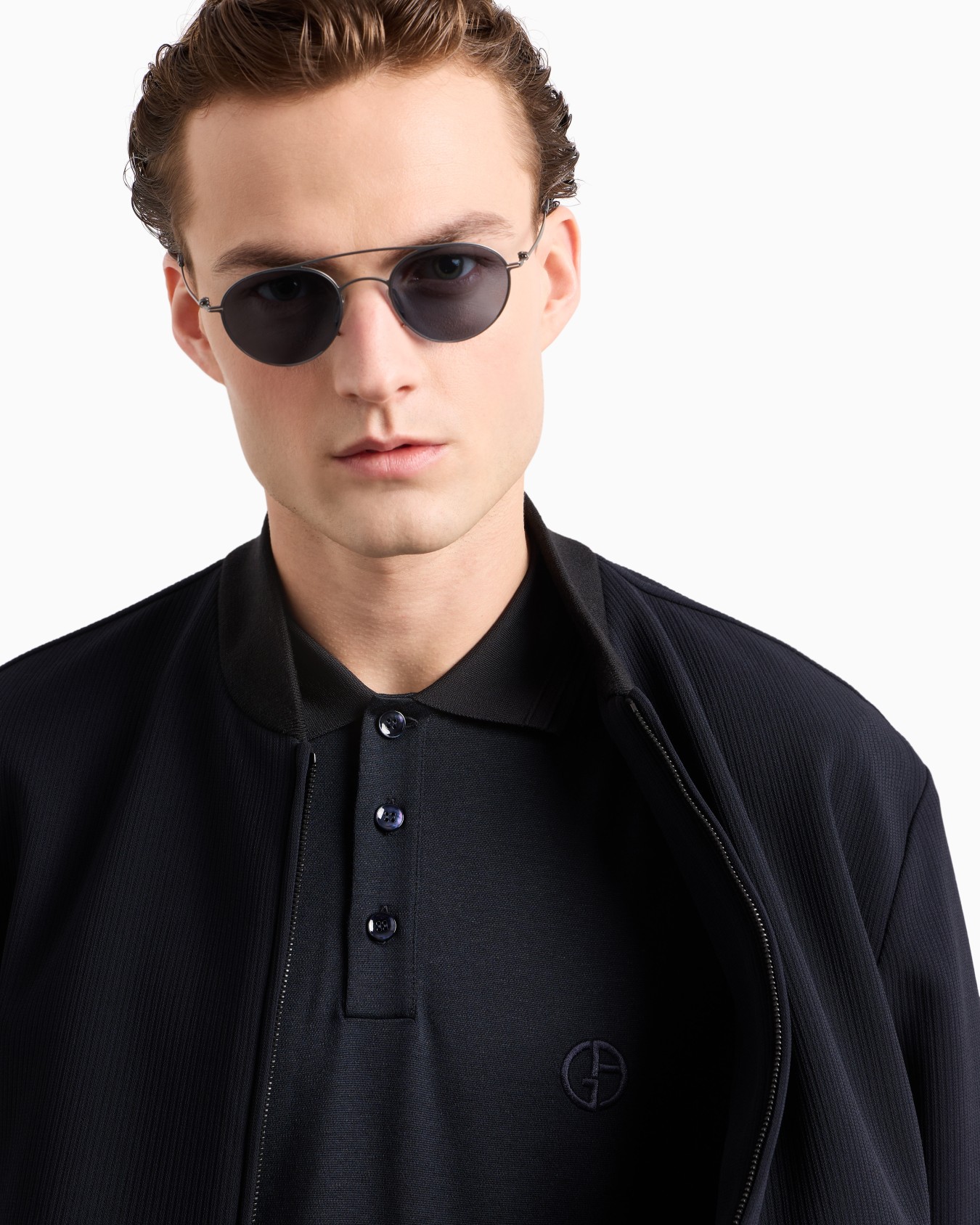 Short-sleeved polo shirt in silk, linen and cotton Slide 4
