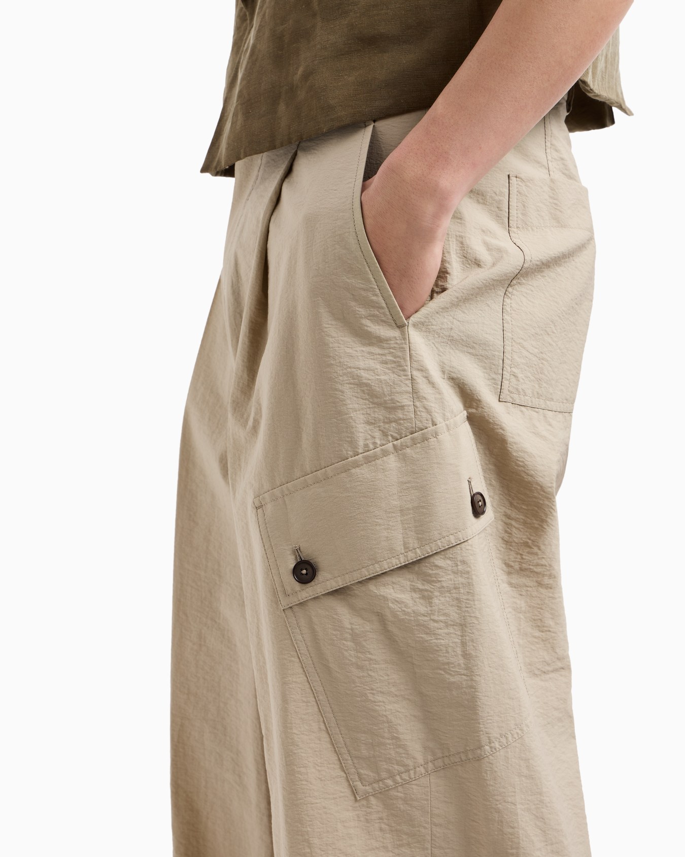 One-pleat cargo trousers in cotton canvas Slide 4
