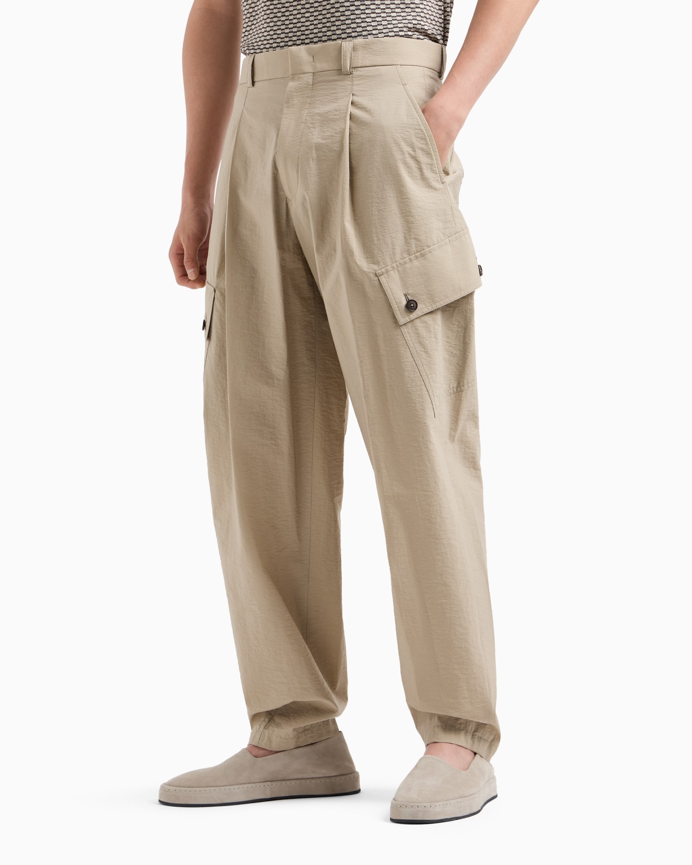 One-pleat cargo trousers in cotton canvas Slide 3