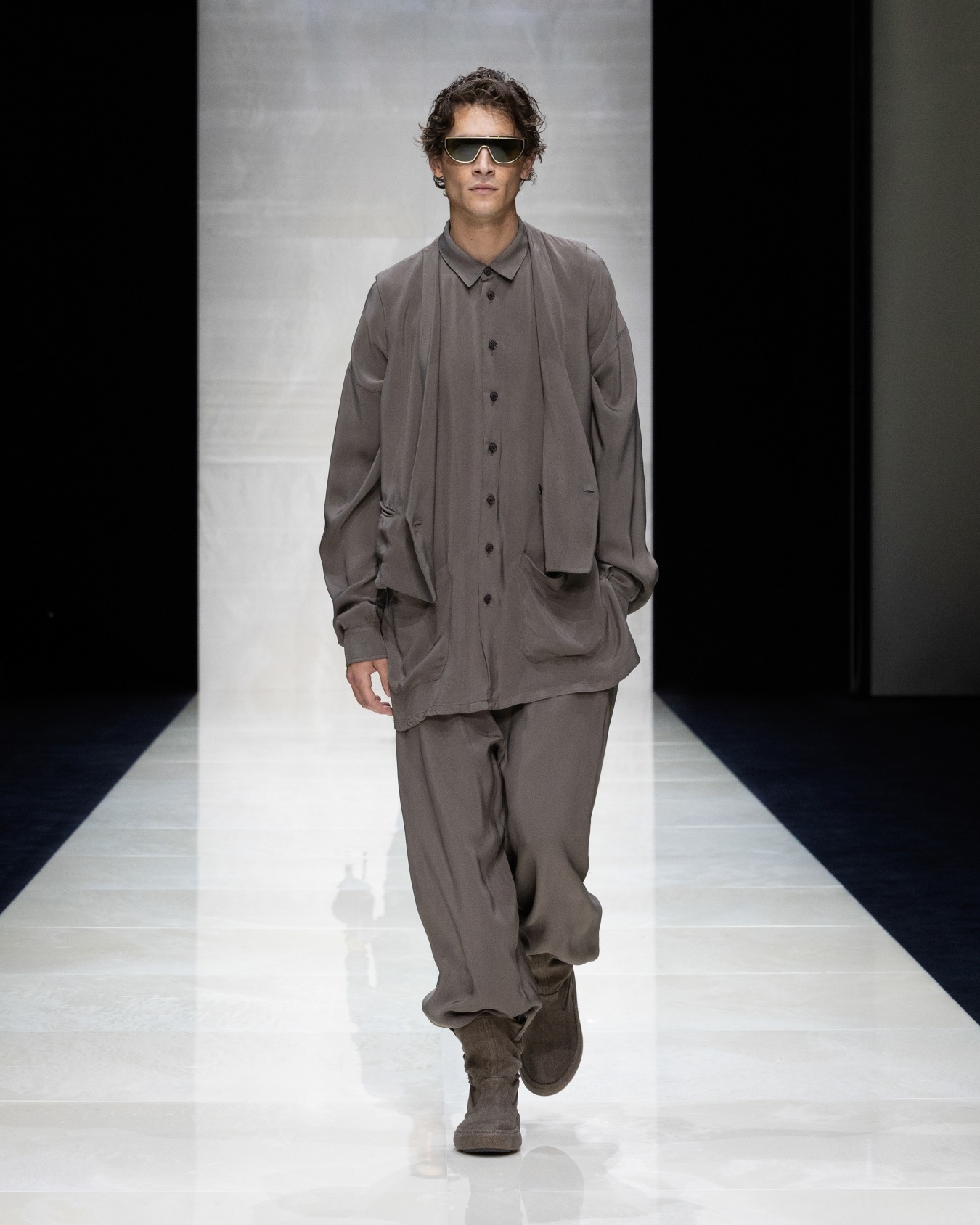 Wide-leg viscose trousers Slide 7