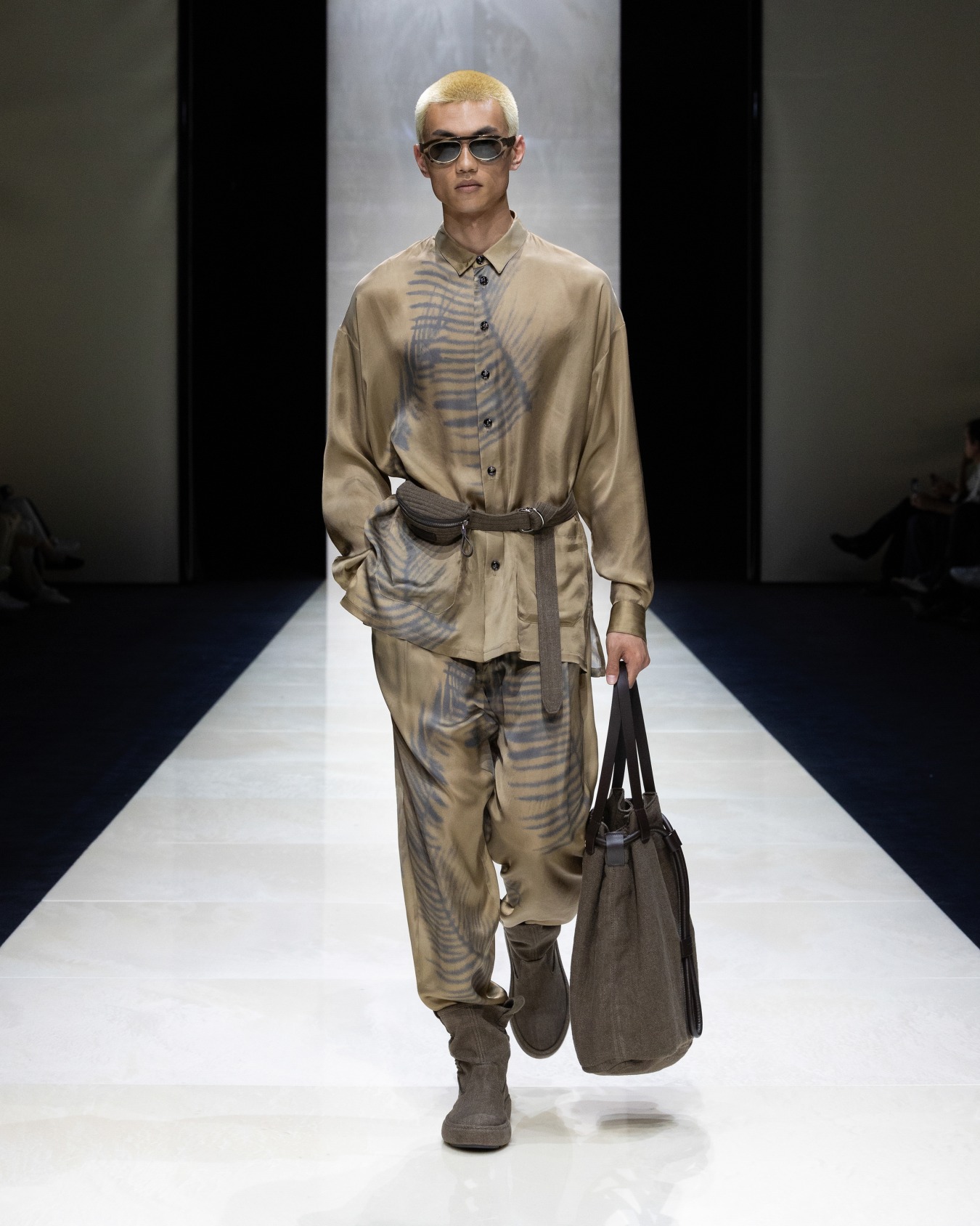 Drawstring trousers in printed cupro Slide 7
