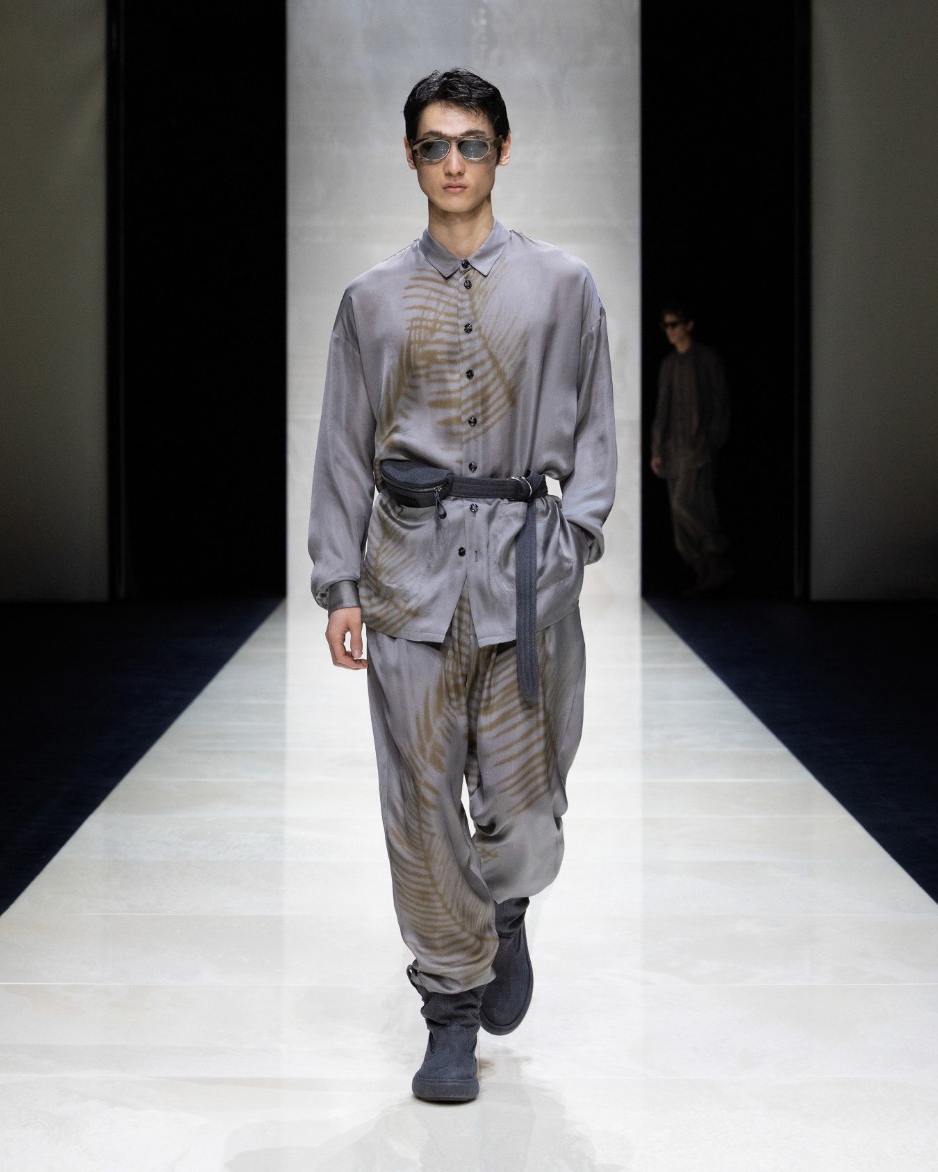 Drawstring trousers in printed cupro Slide 7