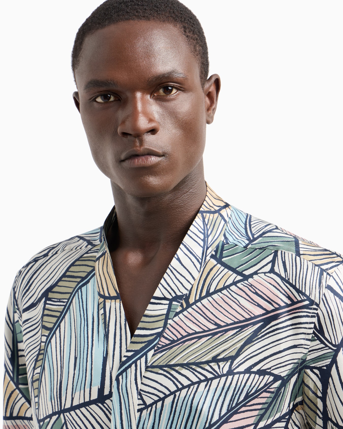 Printed silk short-sleeved shirt Slide 4