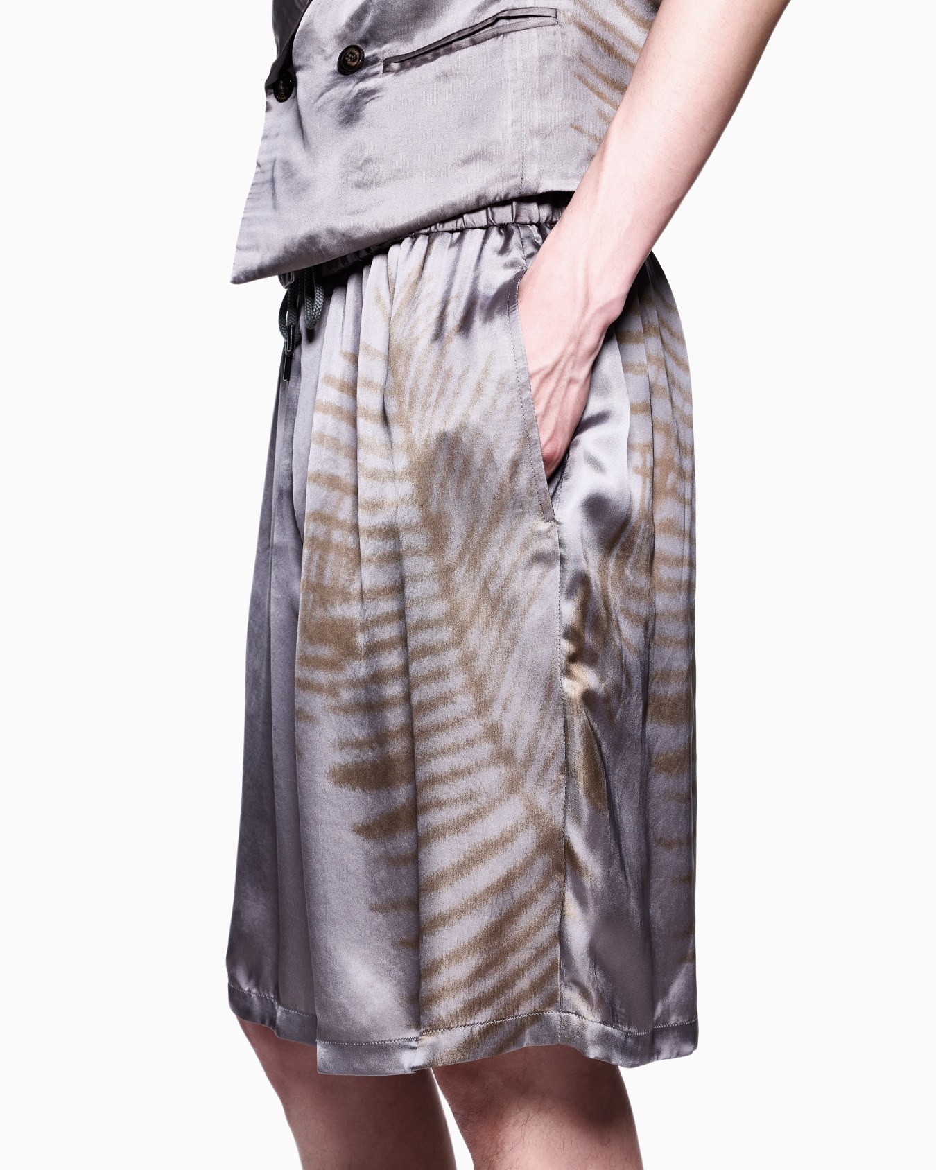Printed cupro flat-front Bermuda shorts Slide 4