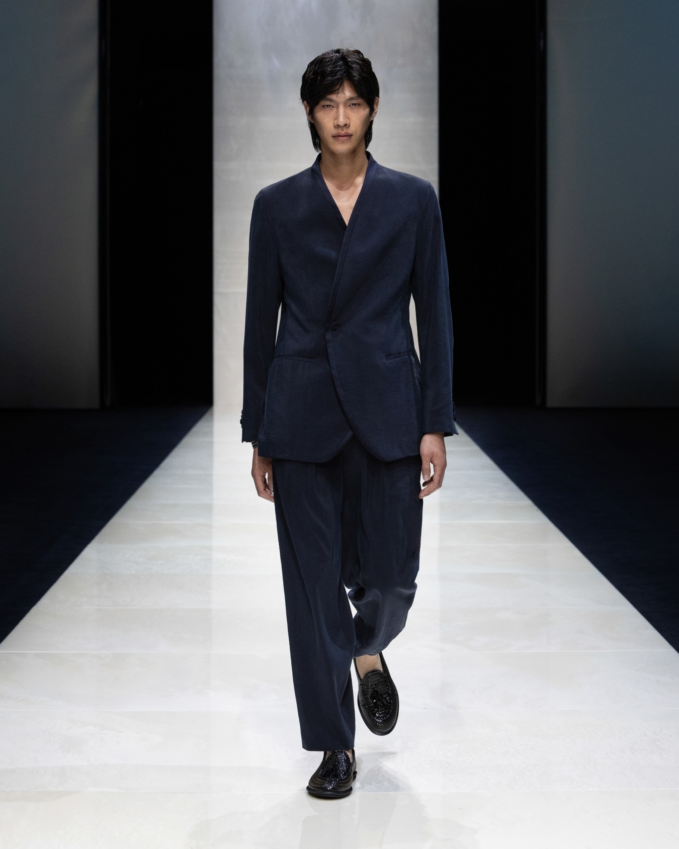 Upton Line silk-blend tuxedo jacket Slide 6