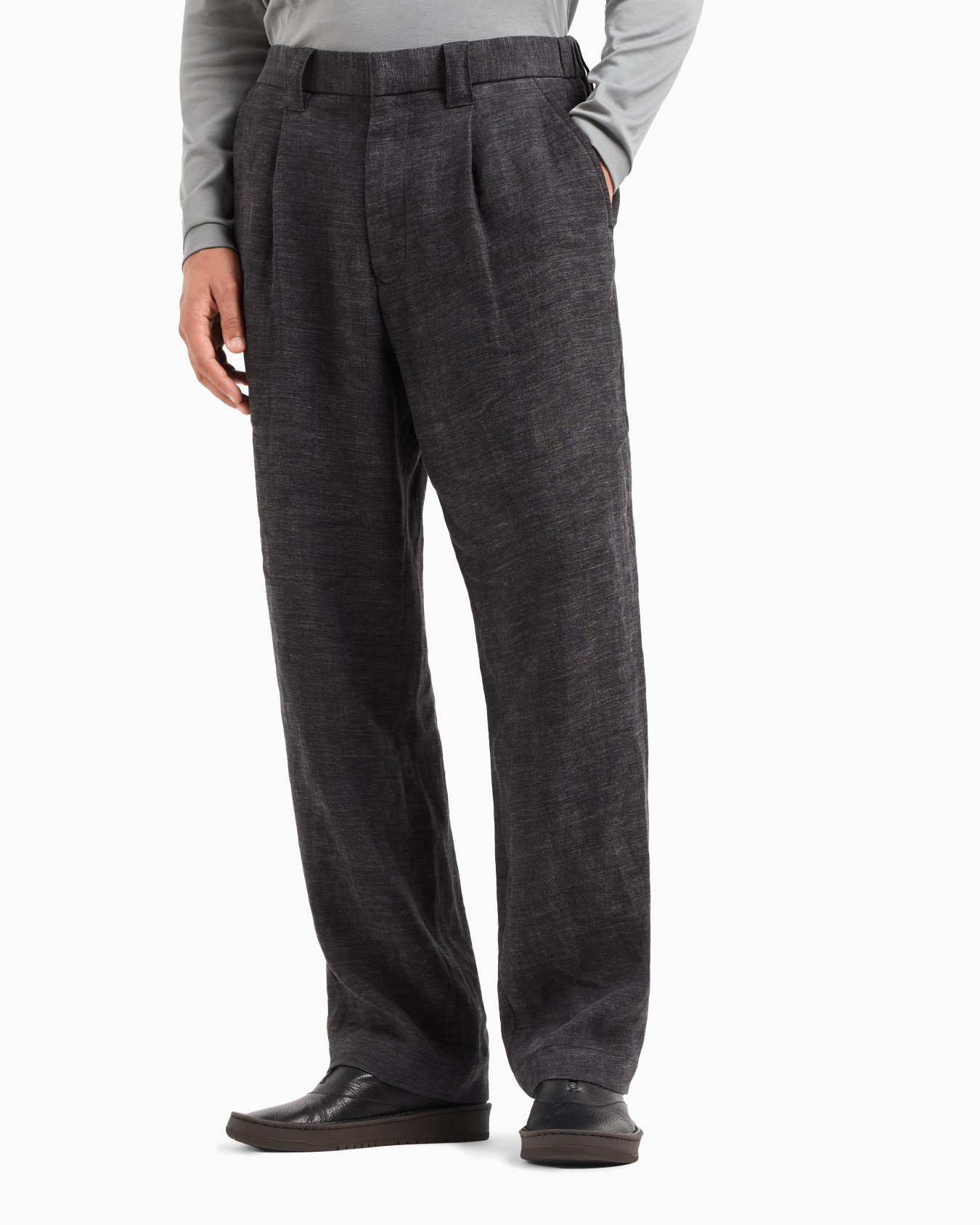 Single-pleat, faded linen twill trousers Slide 4