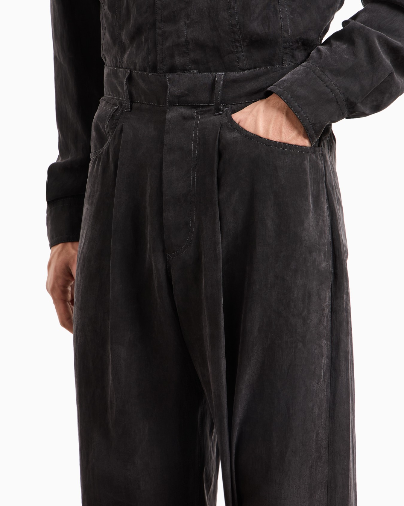 Single-pleat trousers in faded Lyocell canvas Slide 5