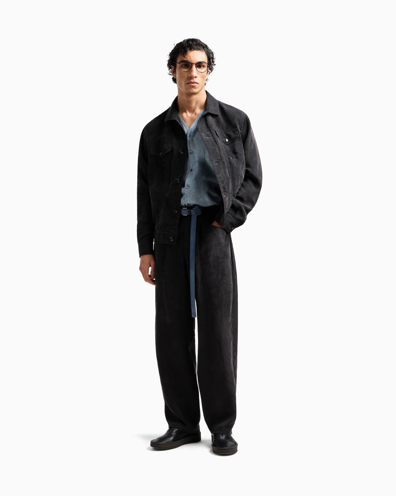 Single-pleat trousers in faded Lyocell canvas Slide 2