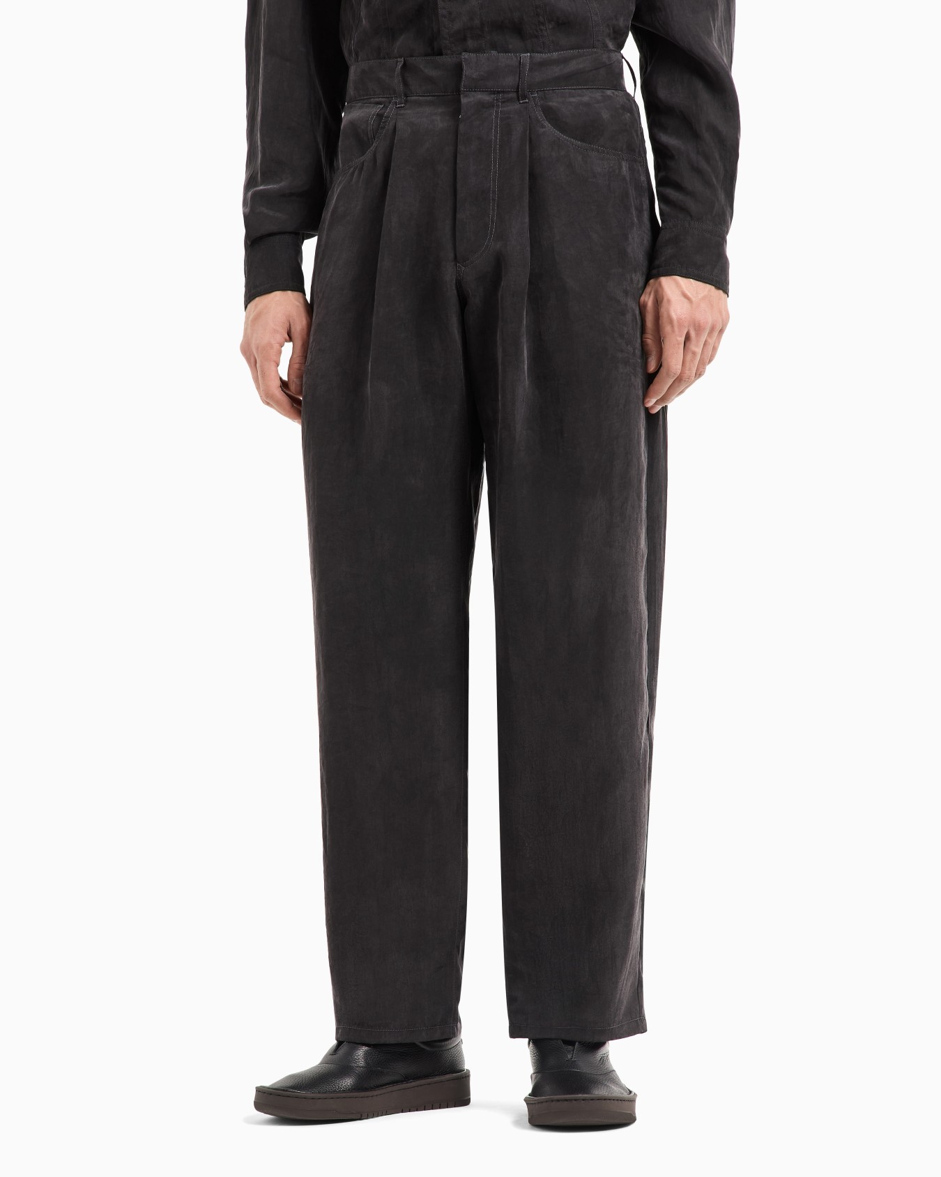 Single-pleat trousers in faded Lyocell canvas Slide 4