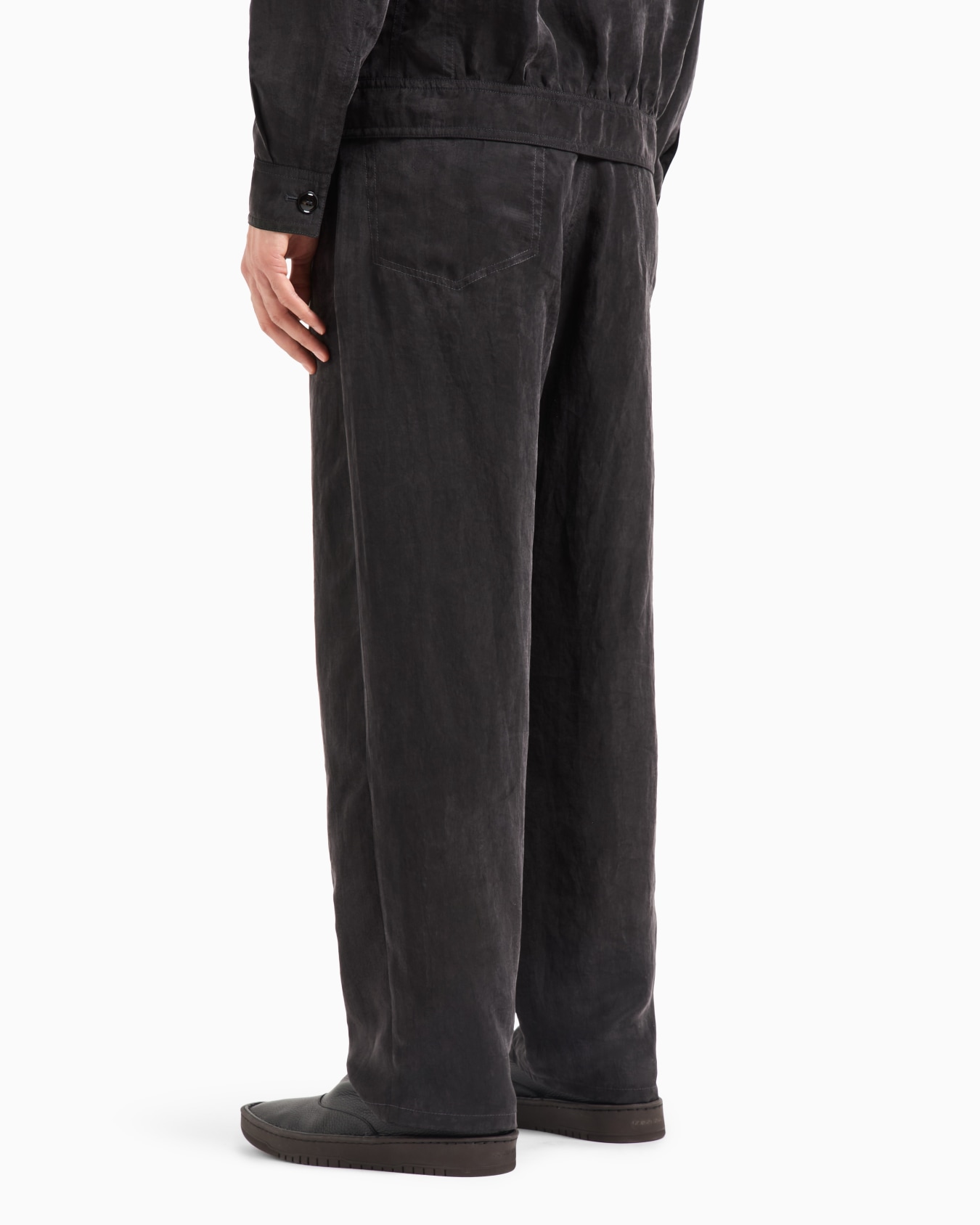 Single-pleat trousers in faded Lyocell canvas Slide 3