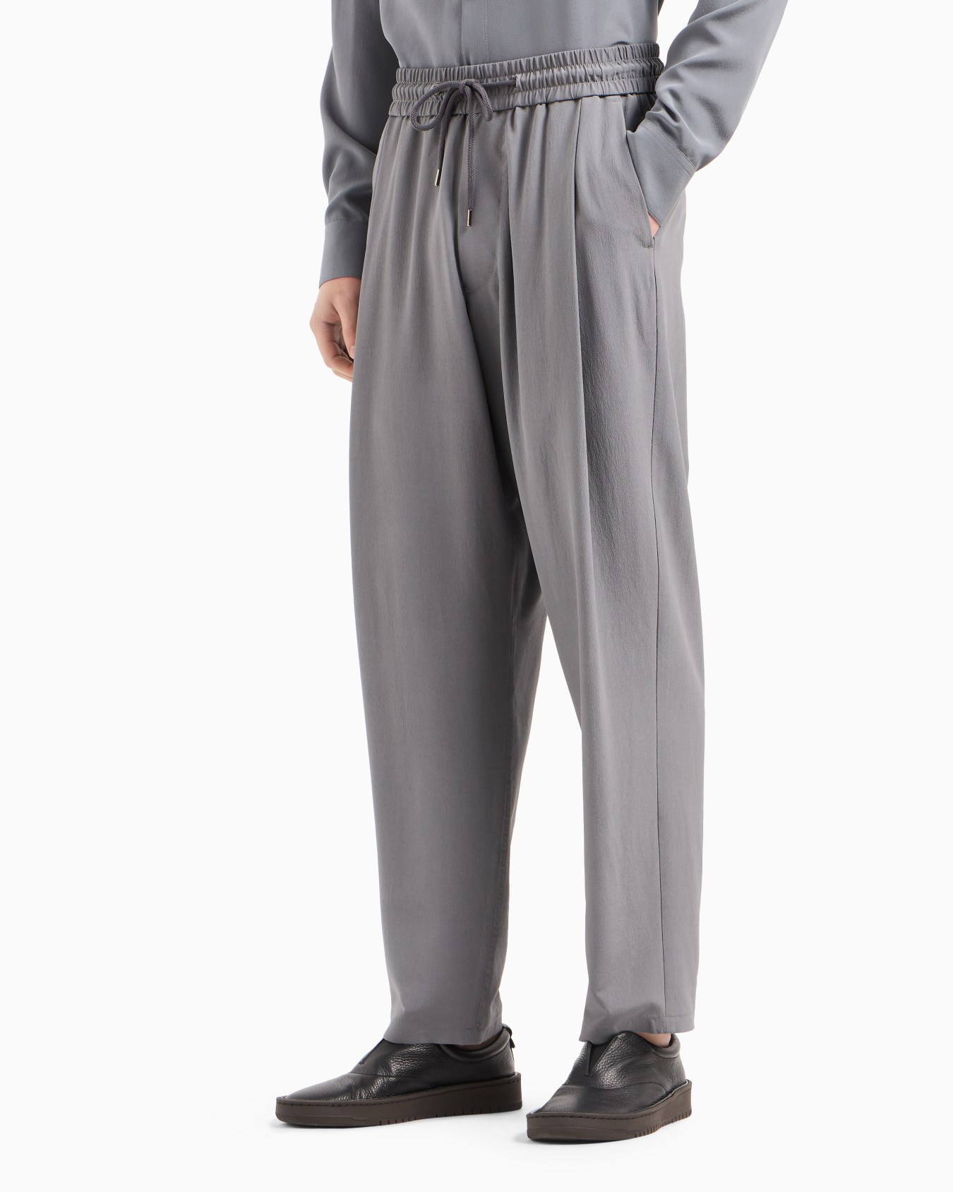 Silk crêpe flat-front trousers Slide 4