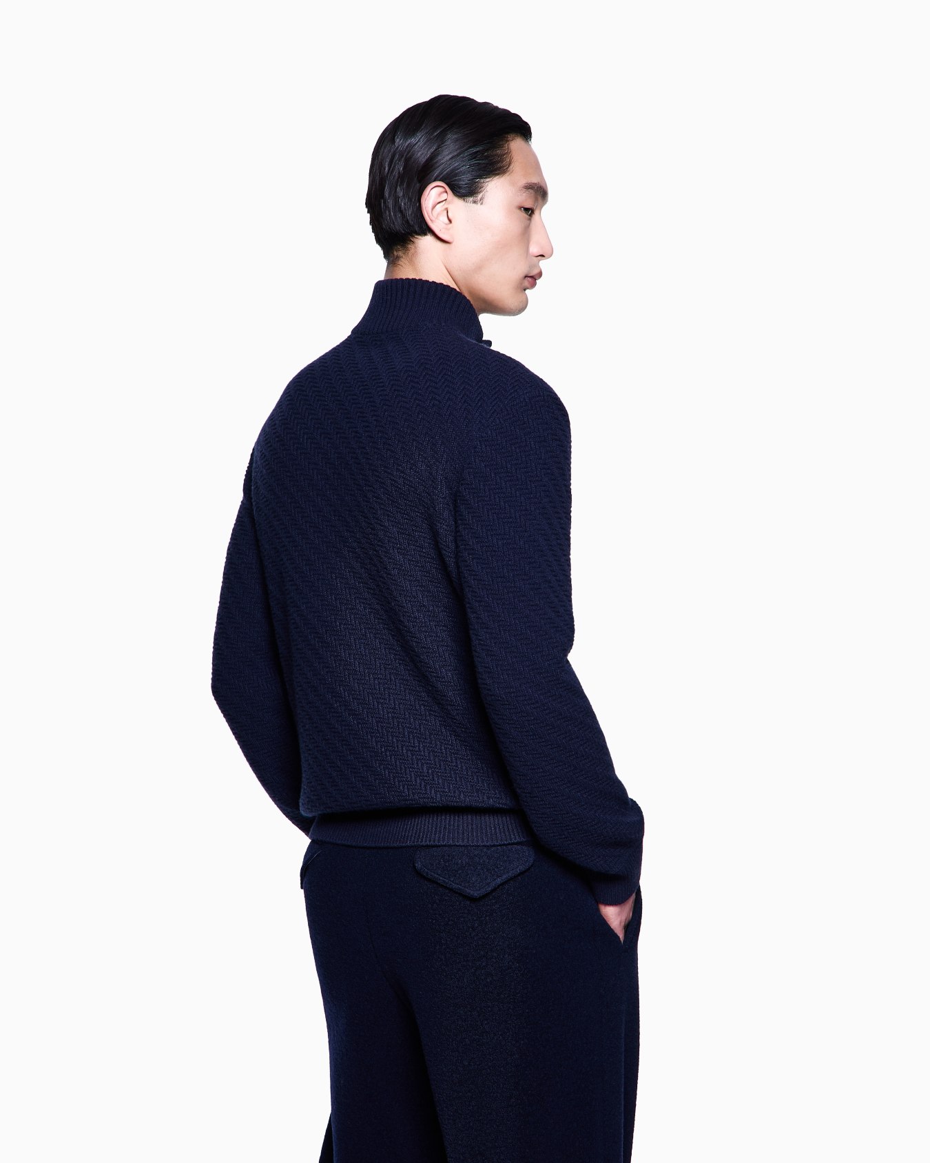 Maglia a collo alto in cashmere punto links diagonale Slide 2