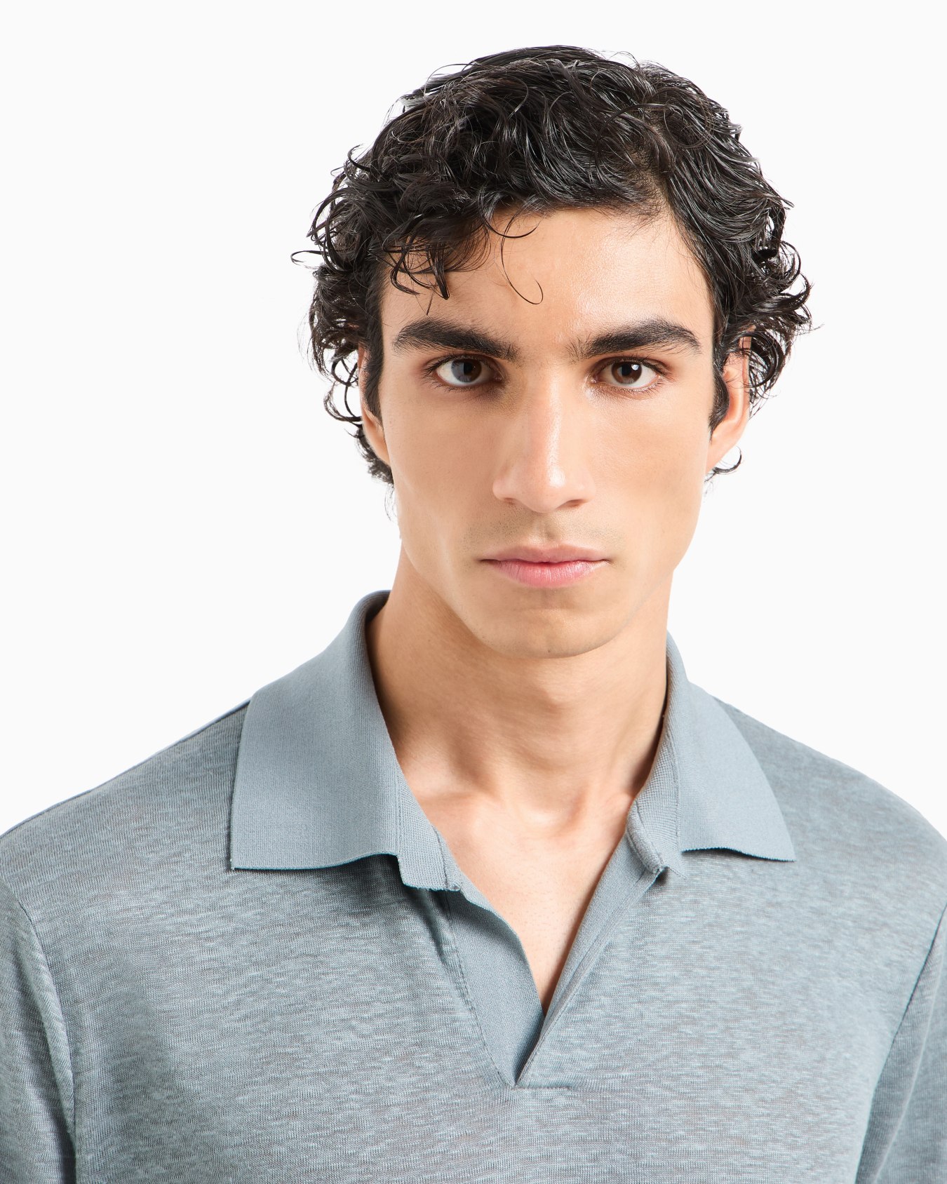 Short-sleeved polo shirt in linen jersey Slide 5