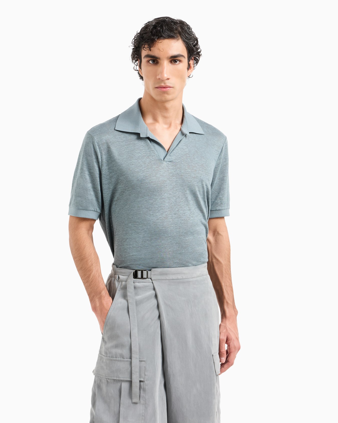 Short-sleeved polo shirt in linen jersey Slide 4