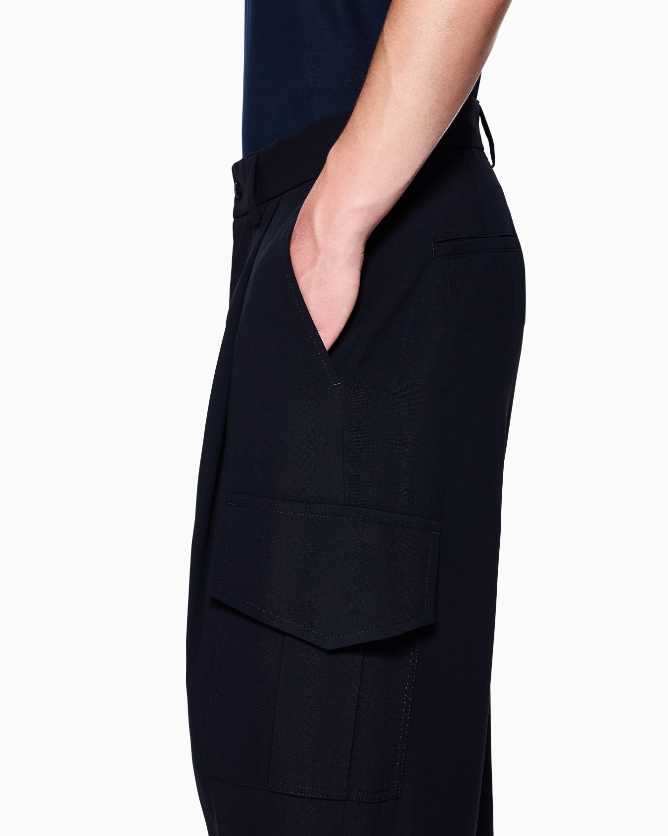 Single-pleat, pure virgin wool crêpe trousers Slide 4