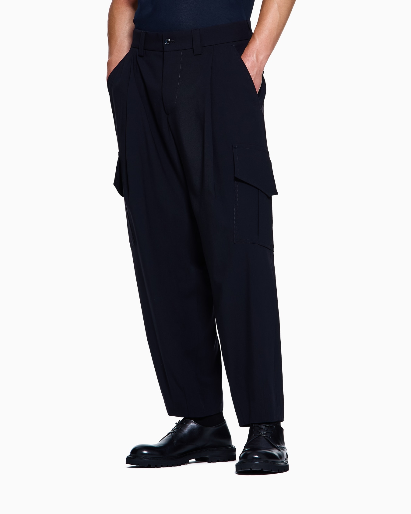 Single-pleat, pure virgin wool crêpe trousers Slide 3