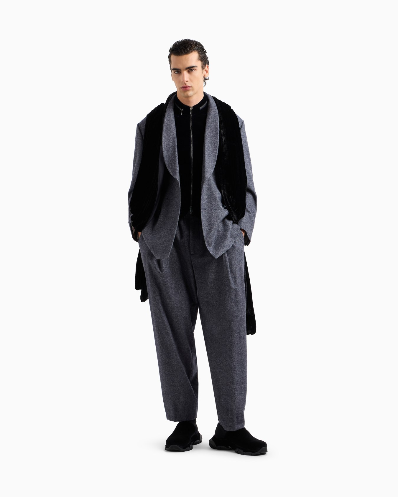 Single-pleat trousers in cashmere-blend flannel Slide 2
