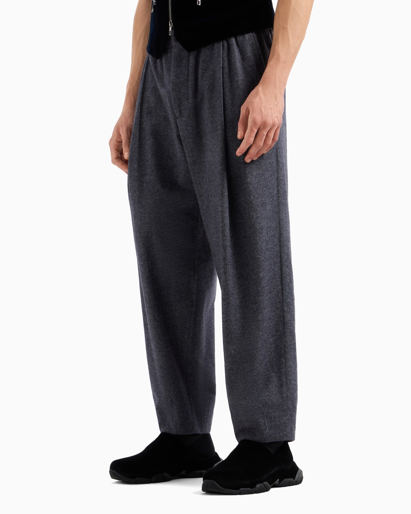 Single-pleat trousers in cashmere-blend flannel Slide 4