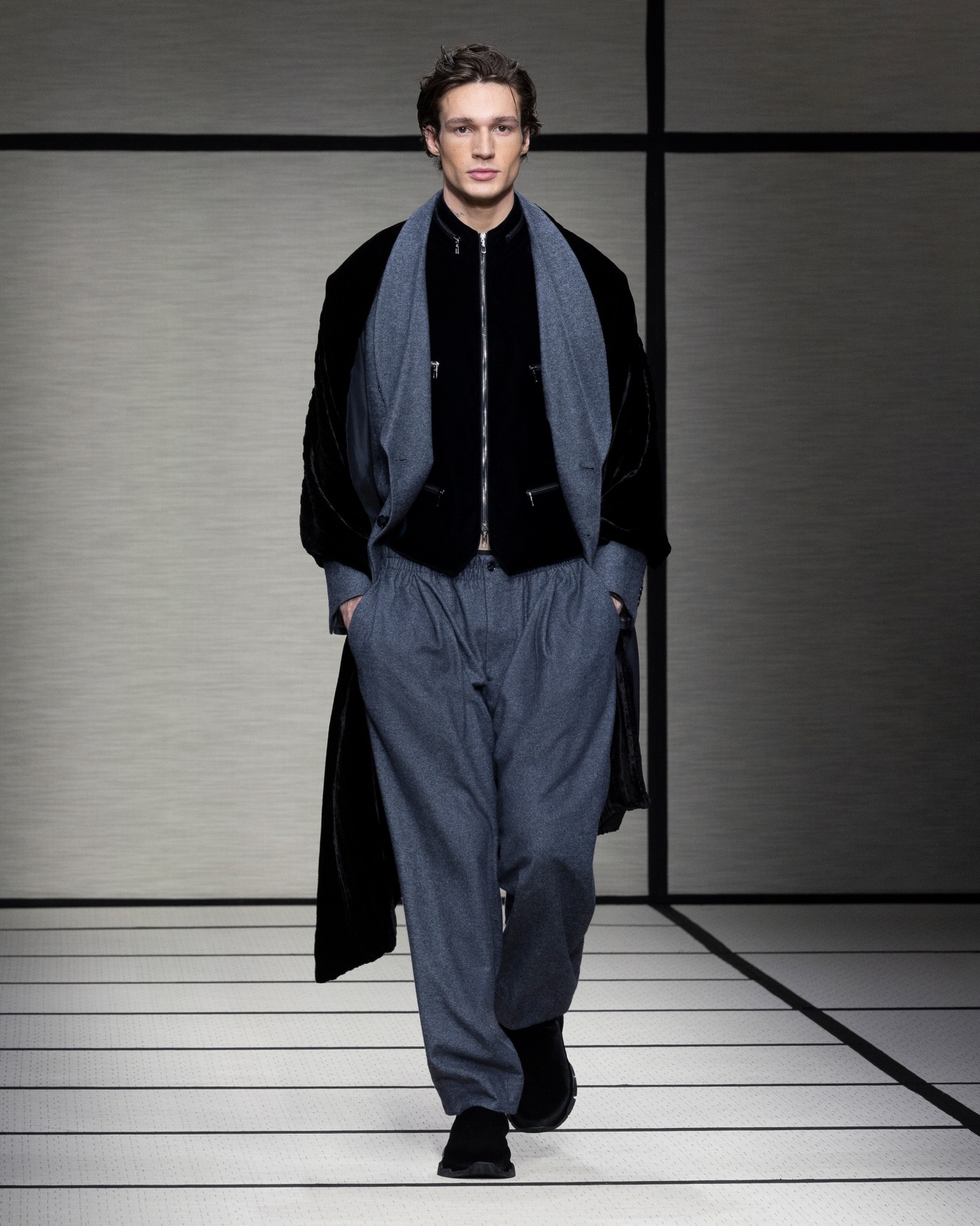 Single-pleat trousers in cashmere-blend flannel Slide 6