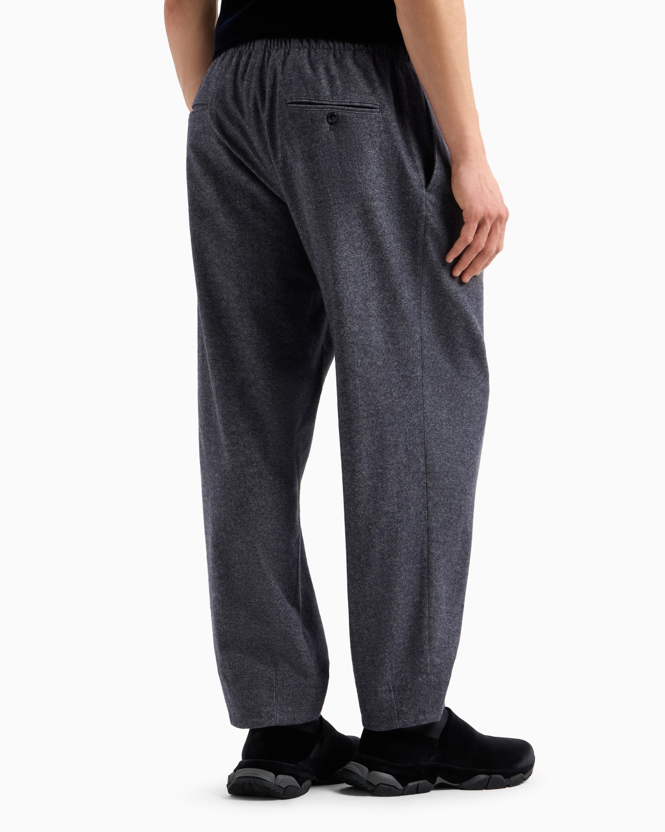 Single-pleat trousers in cashmere-blend flannel Slide 3
