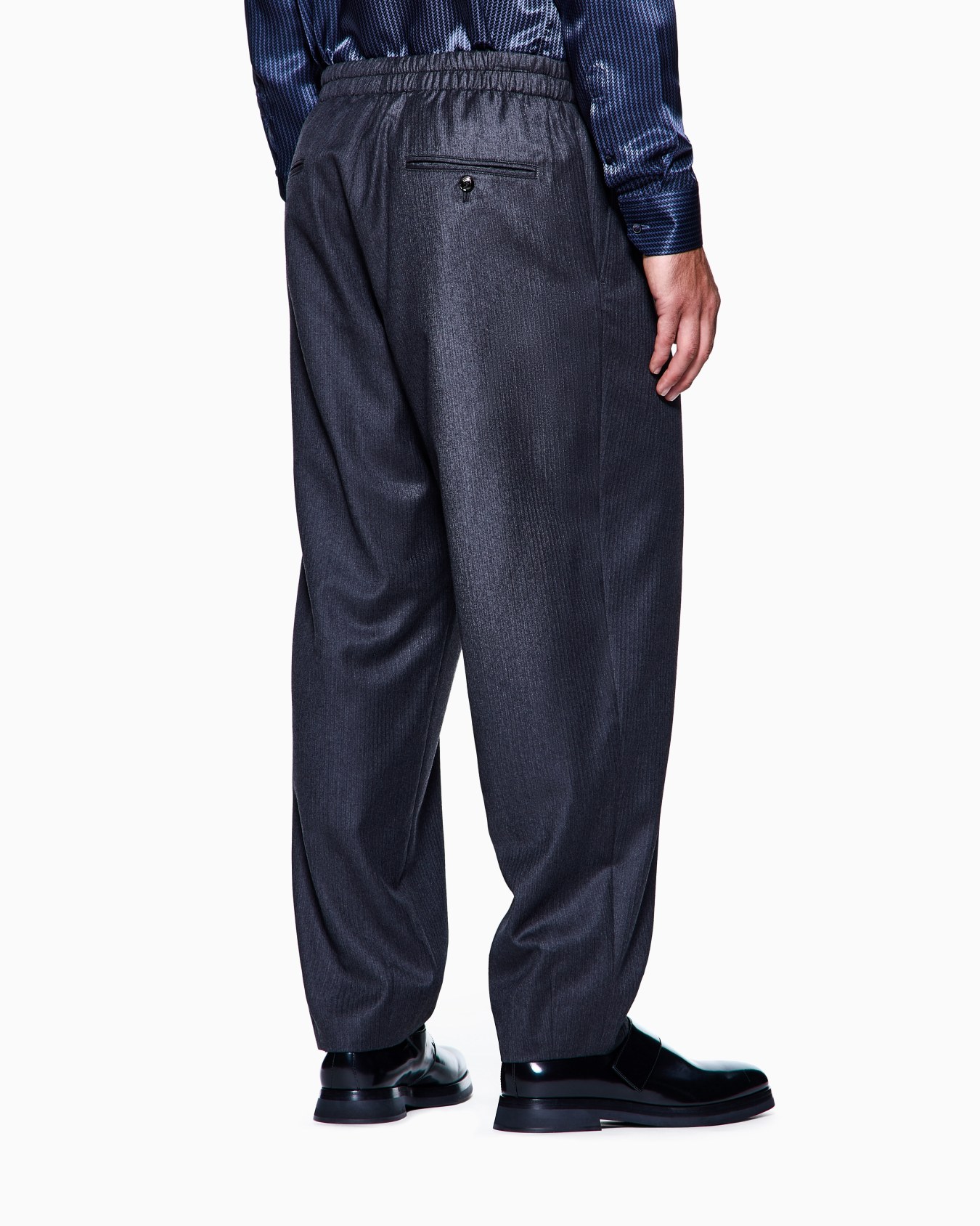 Hose mit einer Bundfalte aus Schurwolle mit kleinem Fischgratmuster  Folie 2